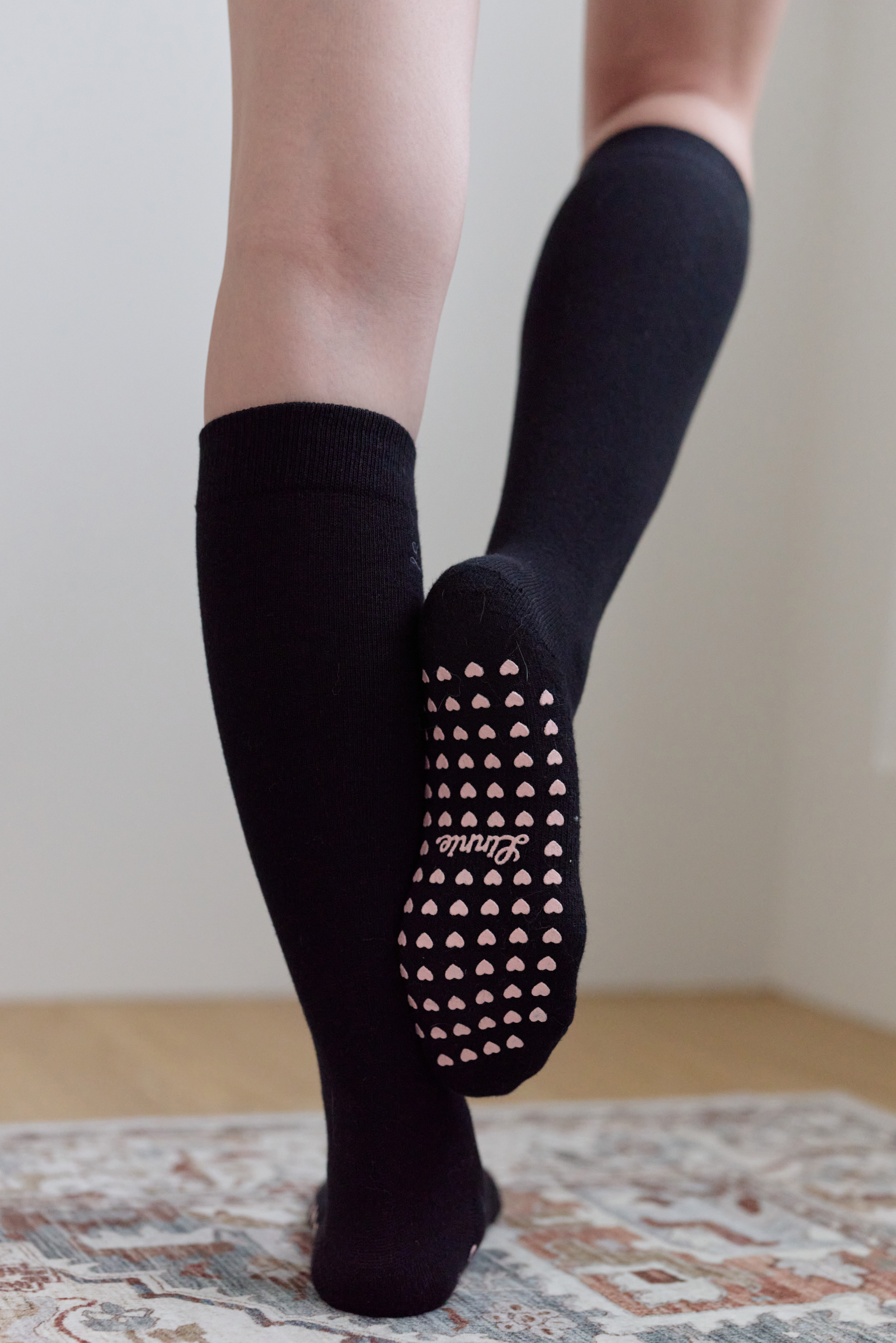 MIT 刺繡 𝓛.及膝止滑襪 / 黑