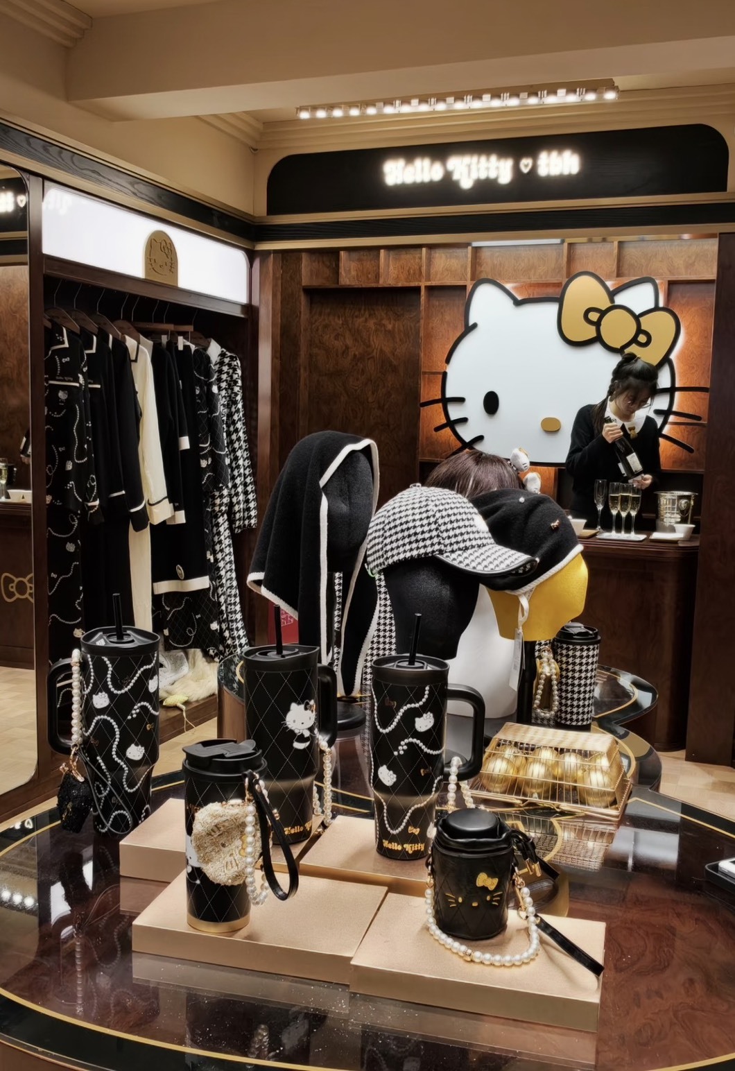 <上海快閃店限定> Hello kitty tbh 聖誕黑金限量版 水杯 保溫杯