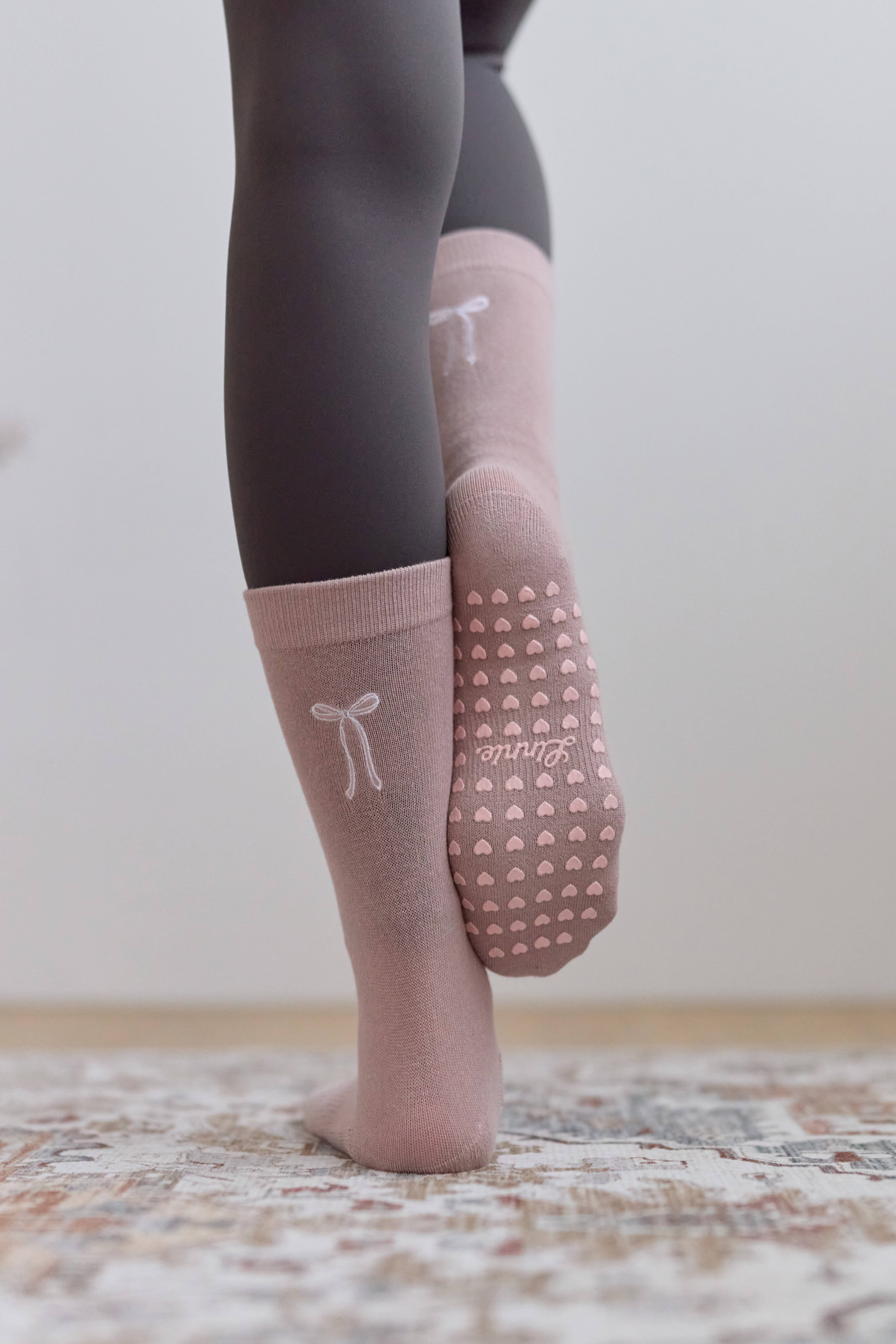 MIT 刺繡蝴蝶結 止滑襪 / 莓果