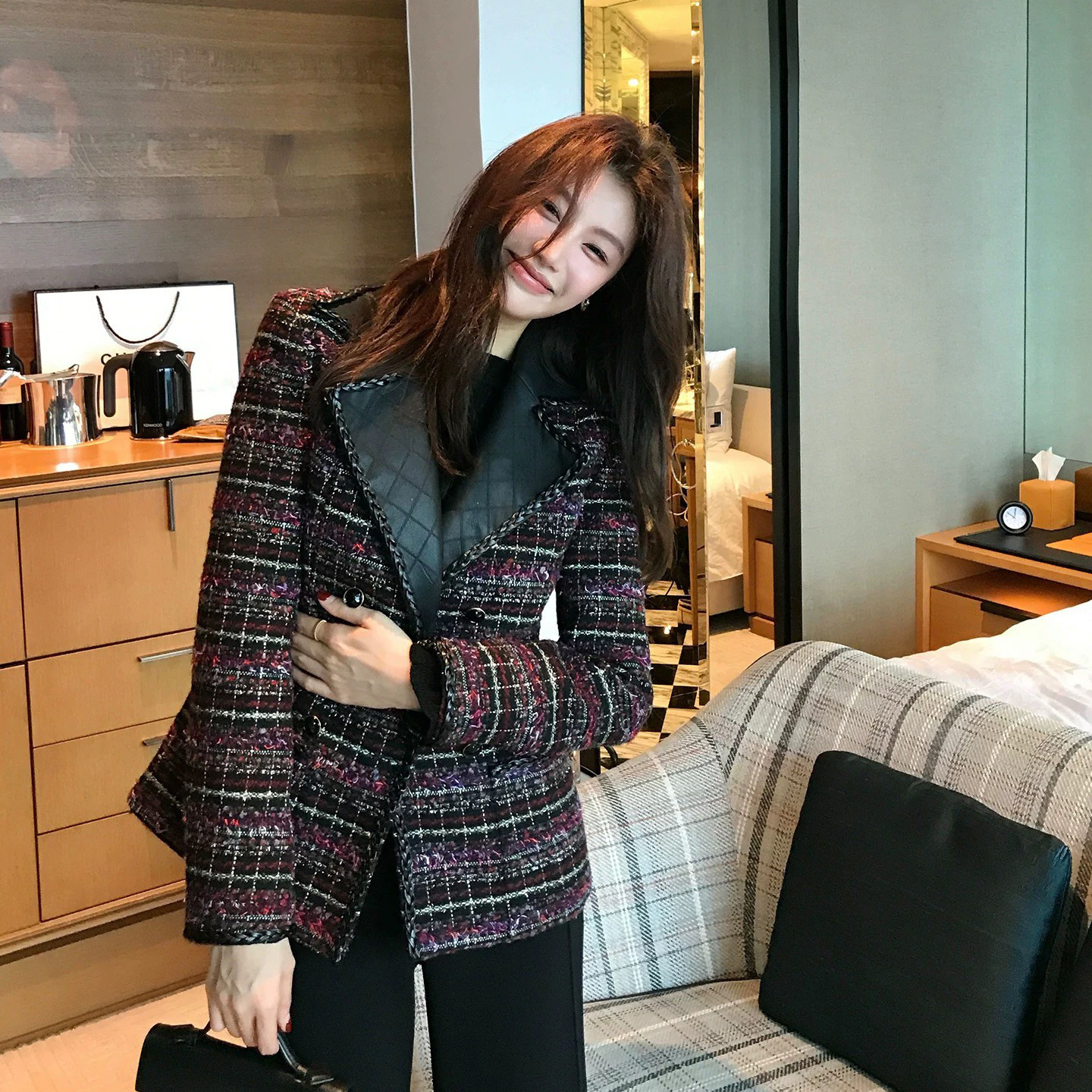 黑色皮革領片軟呢格紋小香外套-S-L (Elegant & Love)