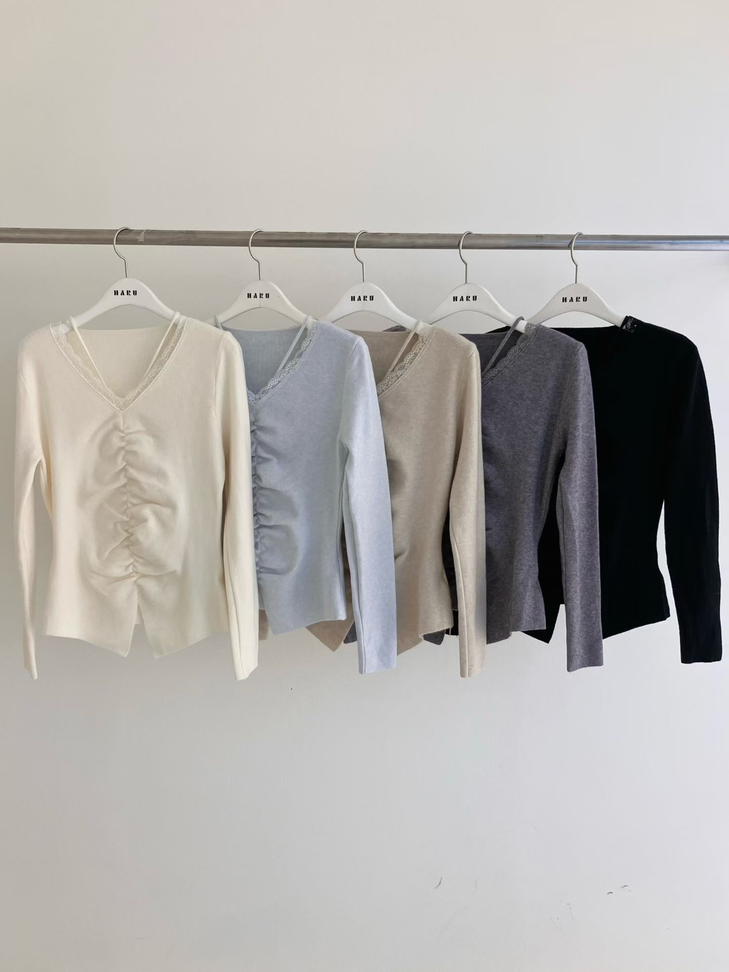 HU5313 抓皺蕾絲V領上衣