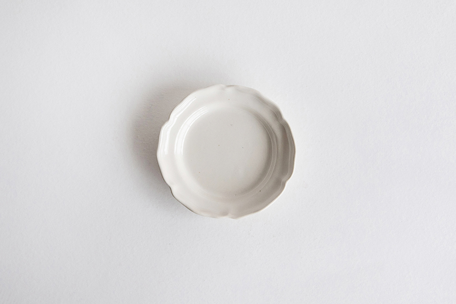 河合竜彦 - 白釉 浮雕皿 SS