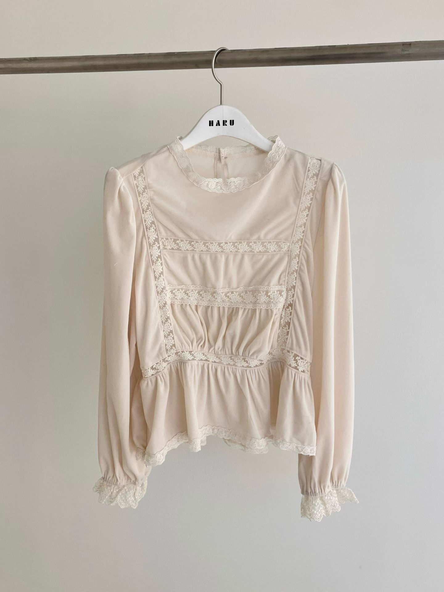 HU5324 蕾絲邊宮廷上衣