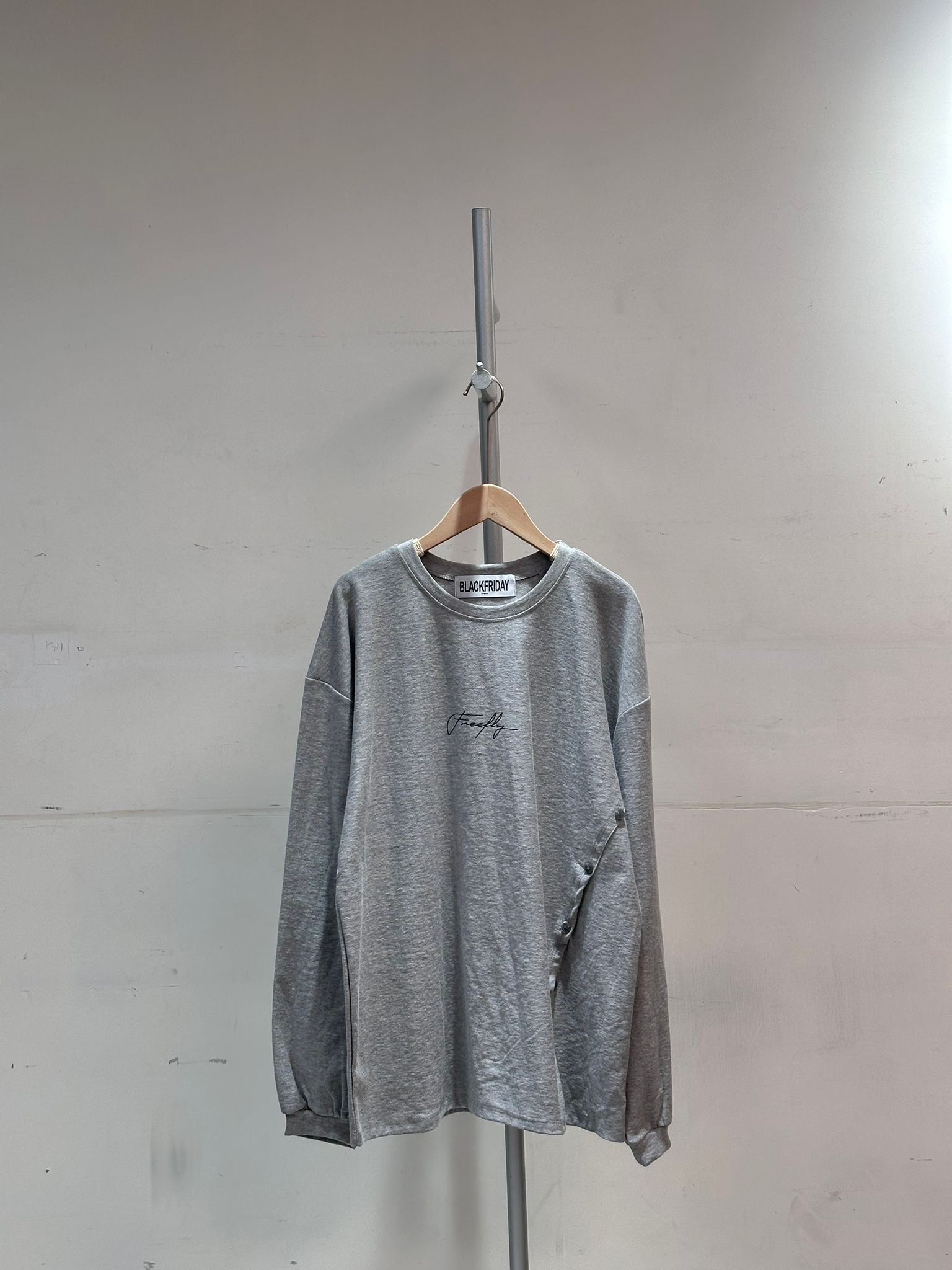 0213012a/韓國斜邊扣鈕全面logo上衣 46/46/28