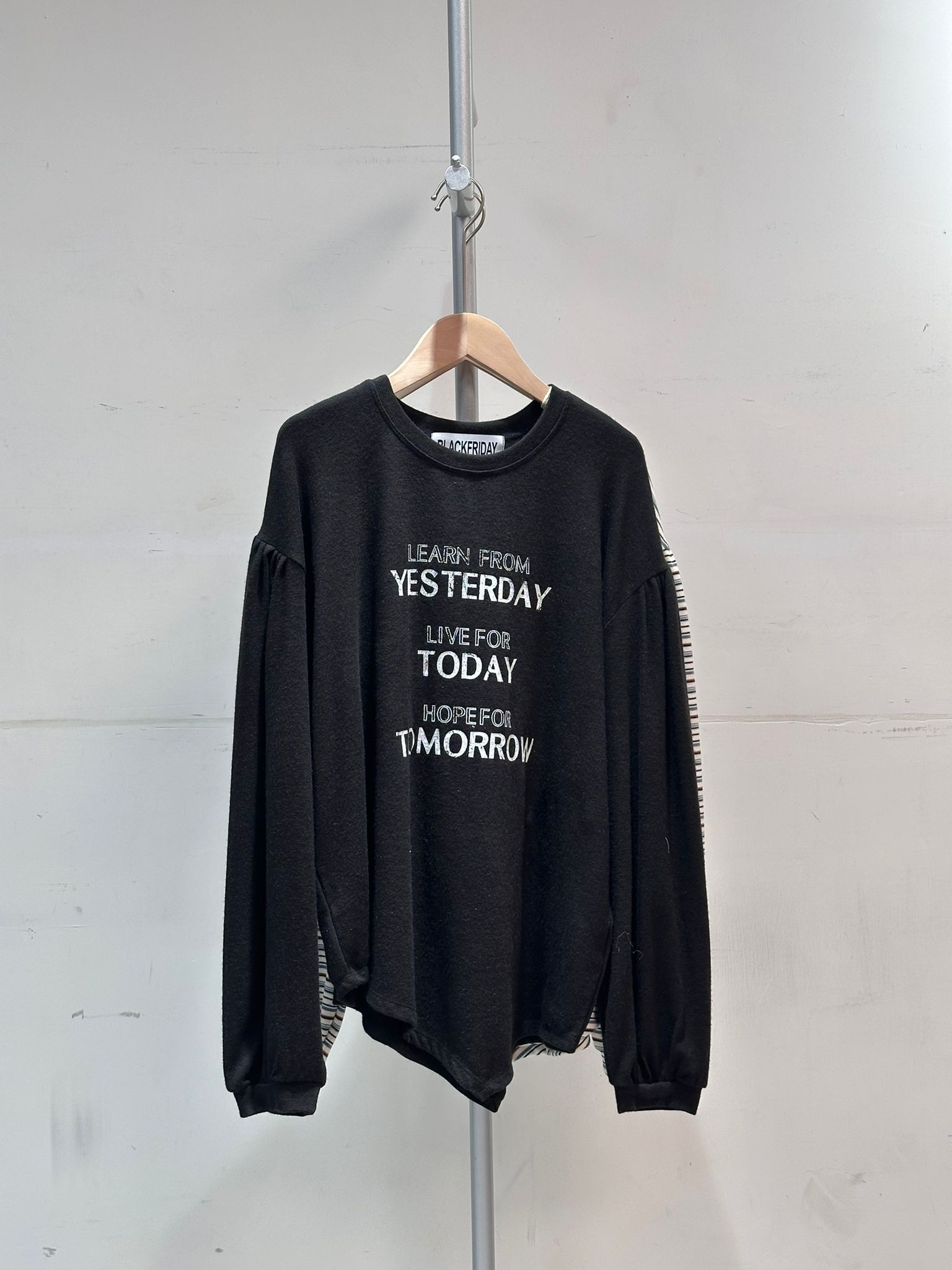 0213013a/韓國不規則logo英文字上衣 46/46/27