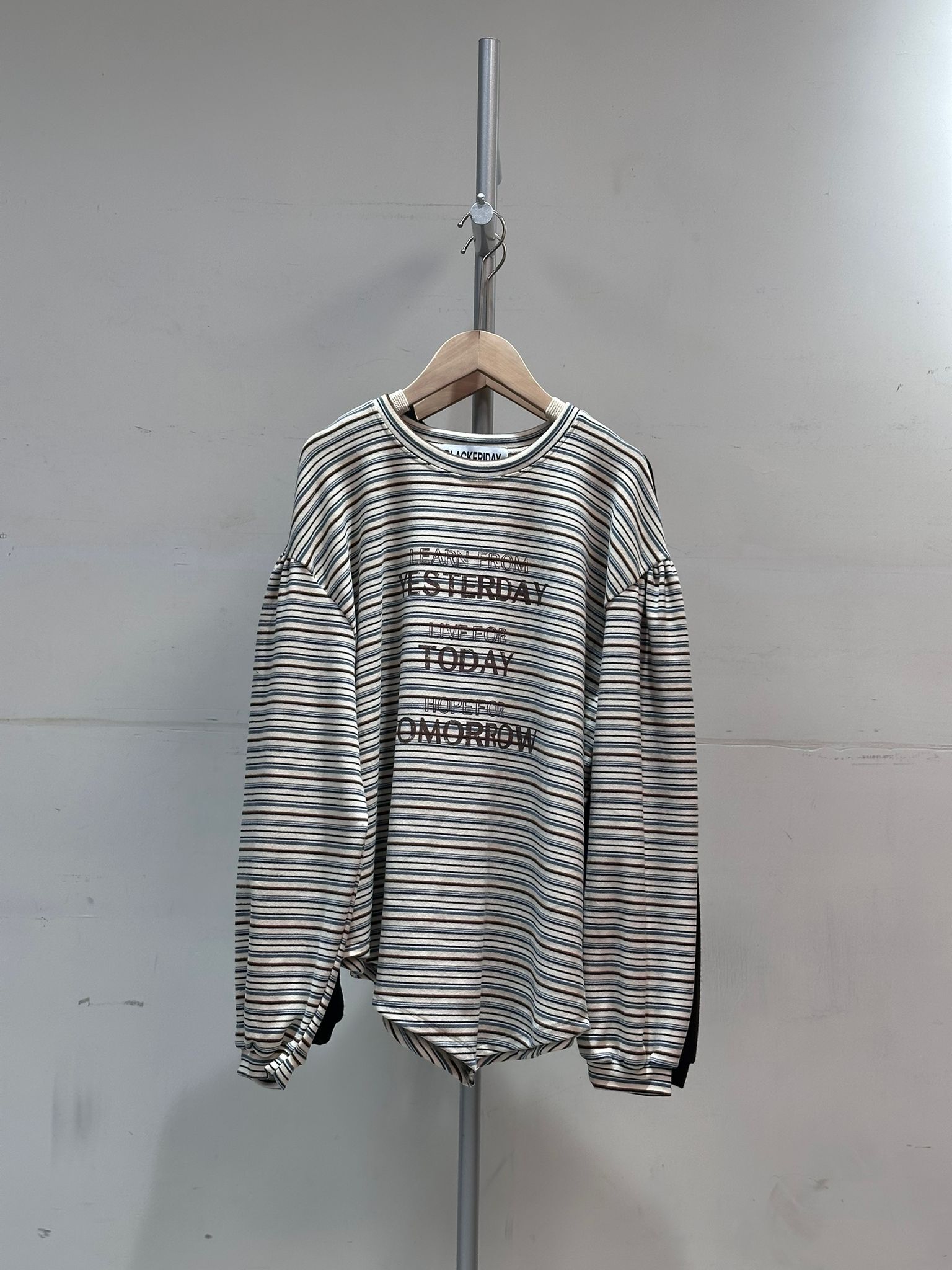 0213013a/韓國不規則logo英文字上衣 46/46/27