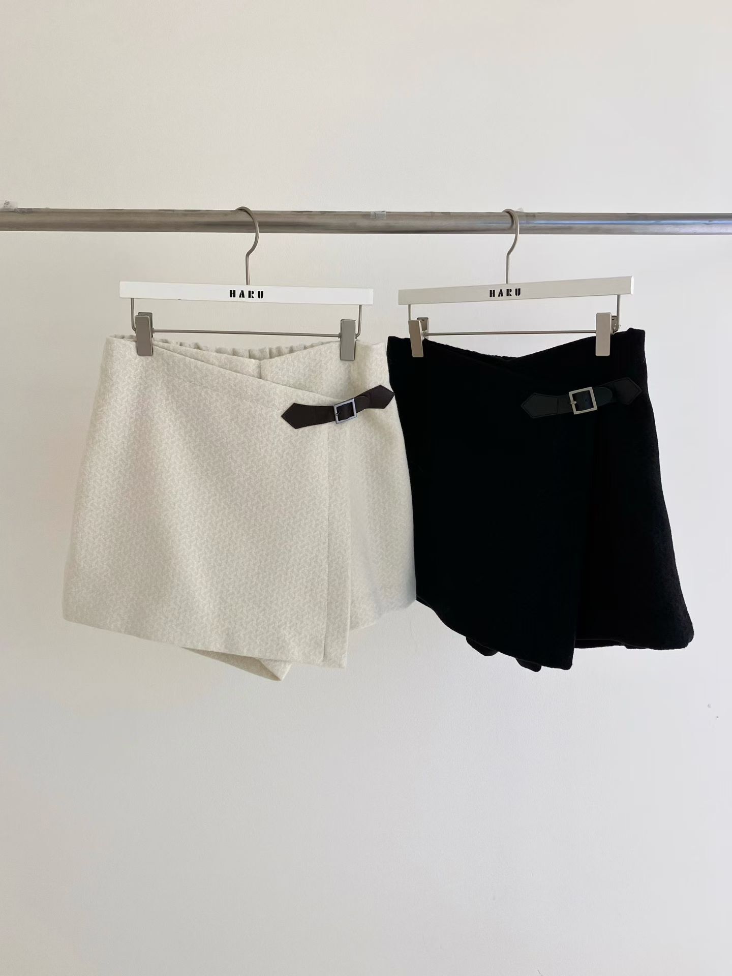 HU5334 裝飾皮扣短裙褲