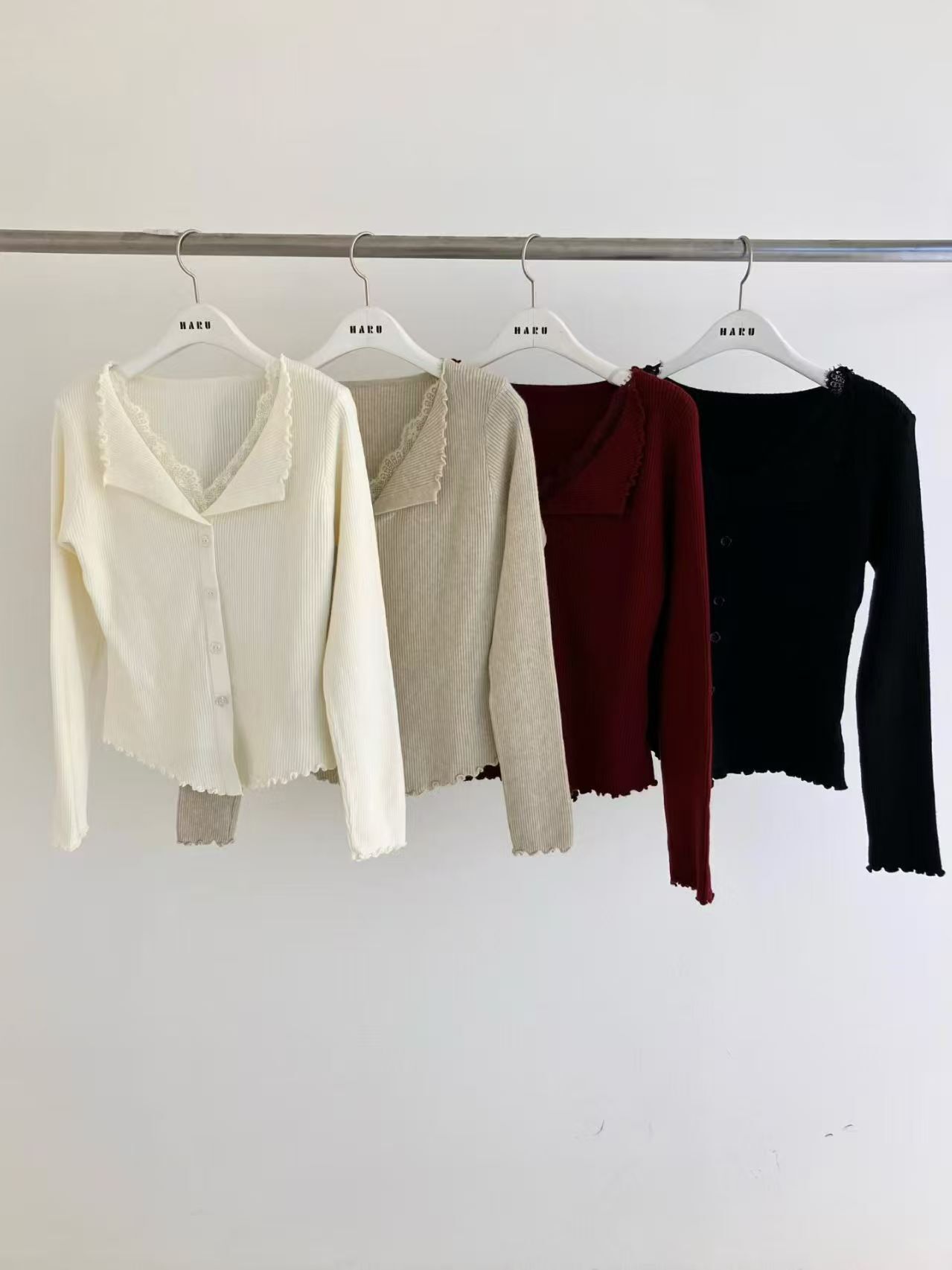 HU5107 木耳邊蕾絲拼邊排扣上衣