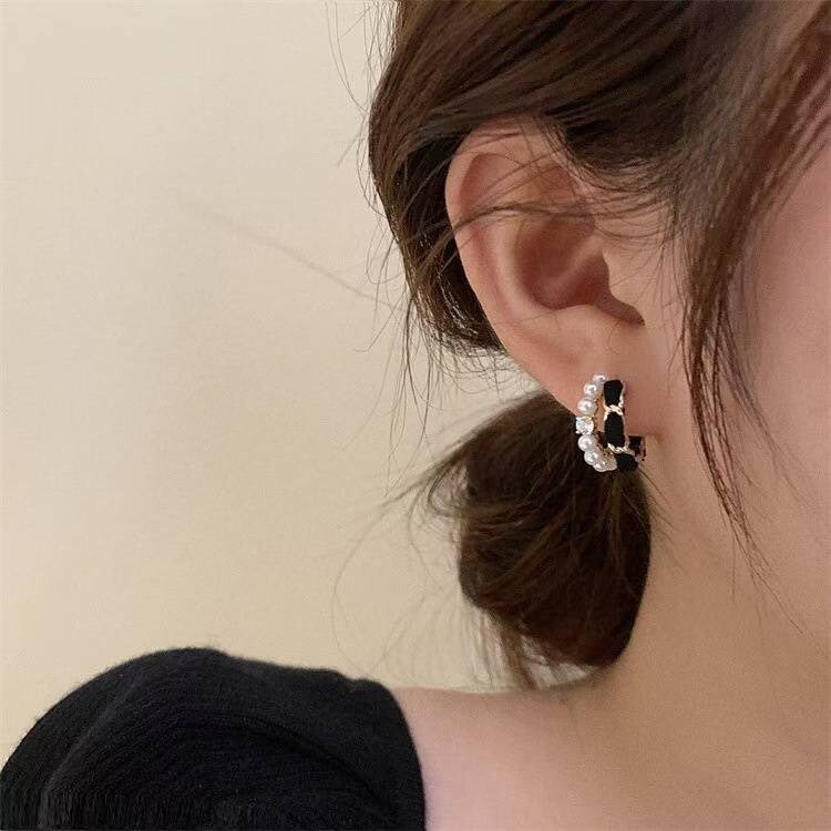 黑色皮穿練珍珠單鑽雙圈圈C字耳環