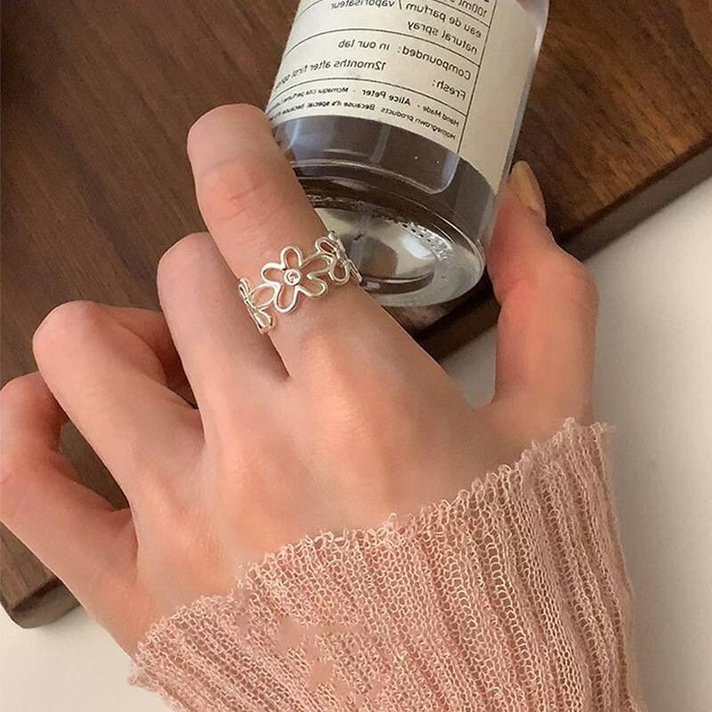 質感銀可愛鏤空排列花花寬版戒指