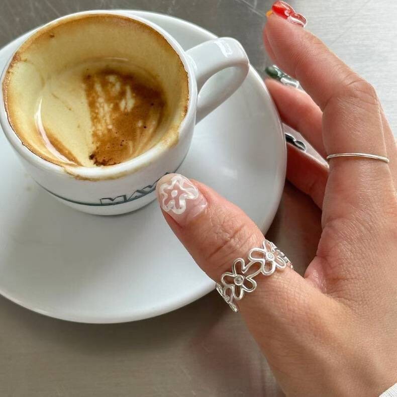 質感銀可愛鏤空排列花花寬版戒指