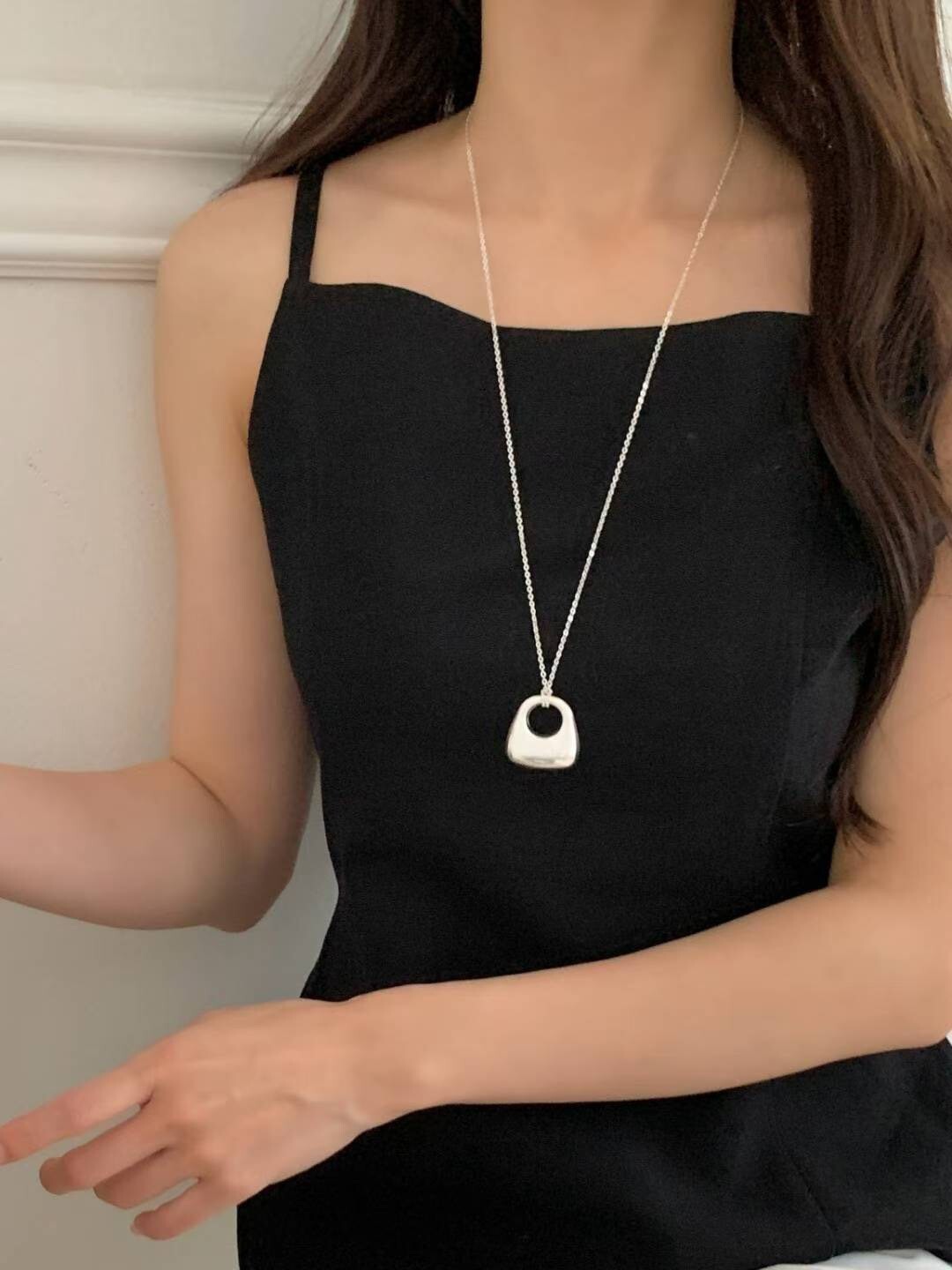 質感銀鏤空手提包包造型毛衣長項鍊