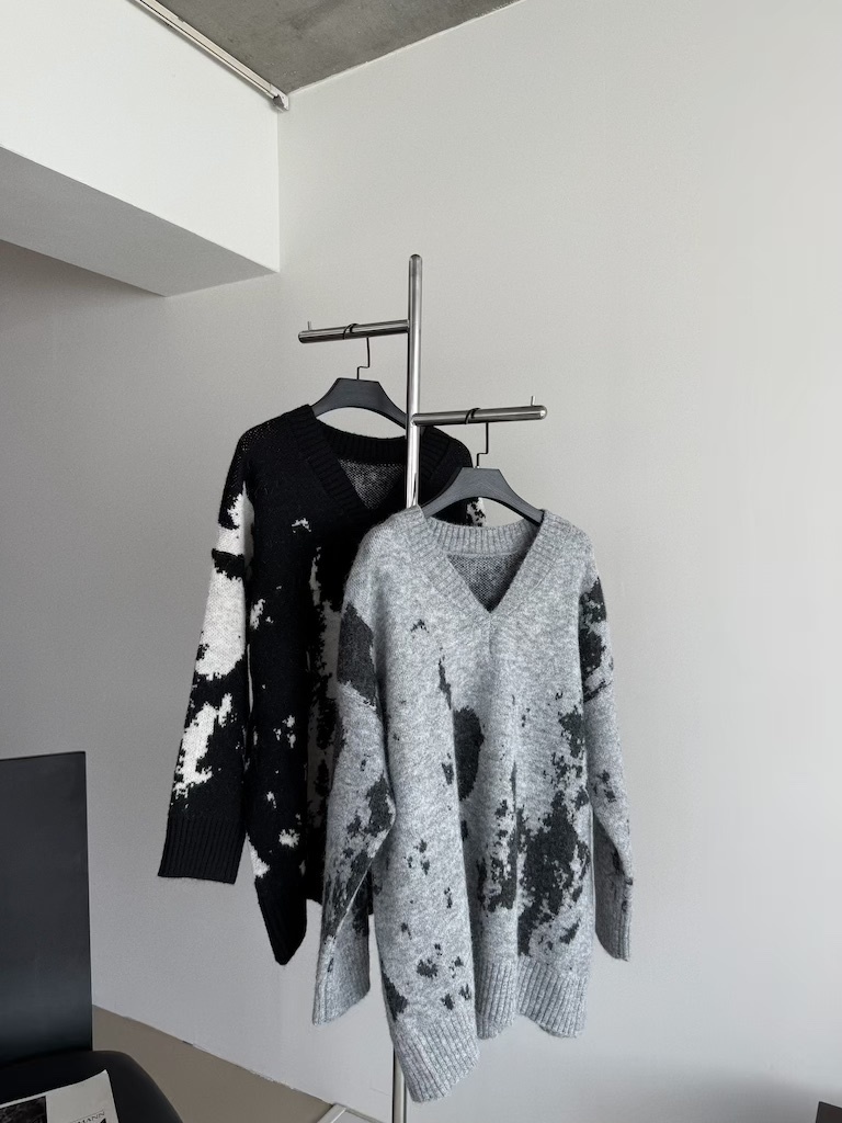 潑墨Ｖ領微寬鬆針織毛衣