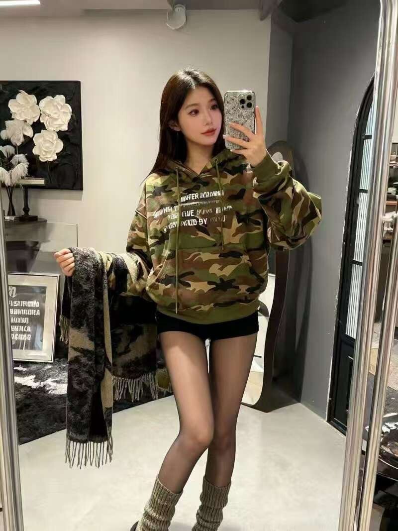 迷彩字母短版帽T