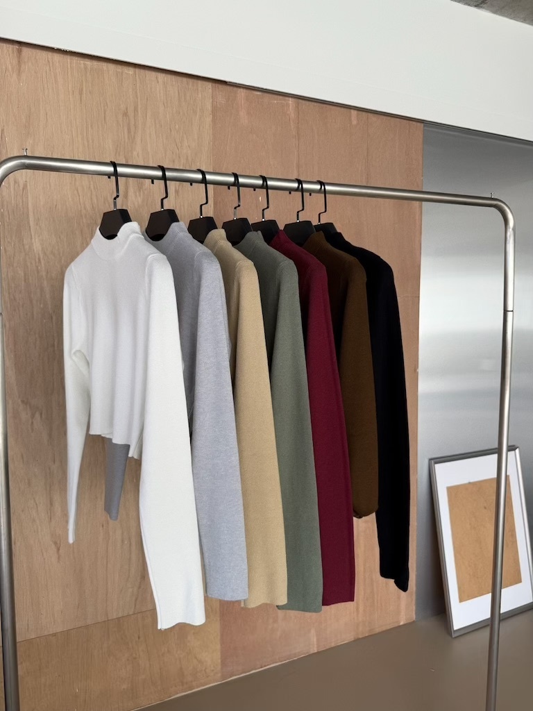 包色款小立領針織短版合身內搭上衣