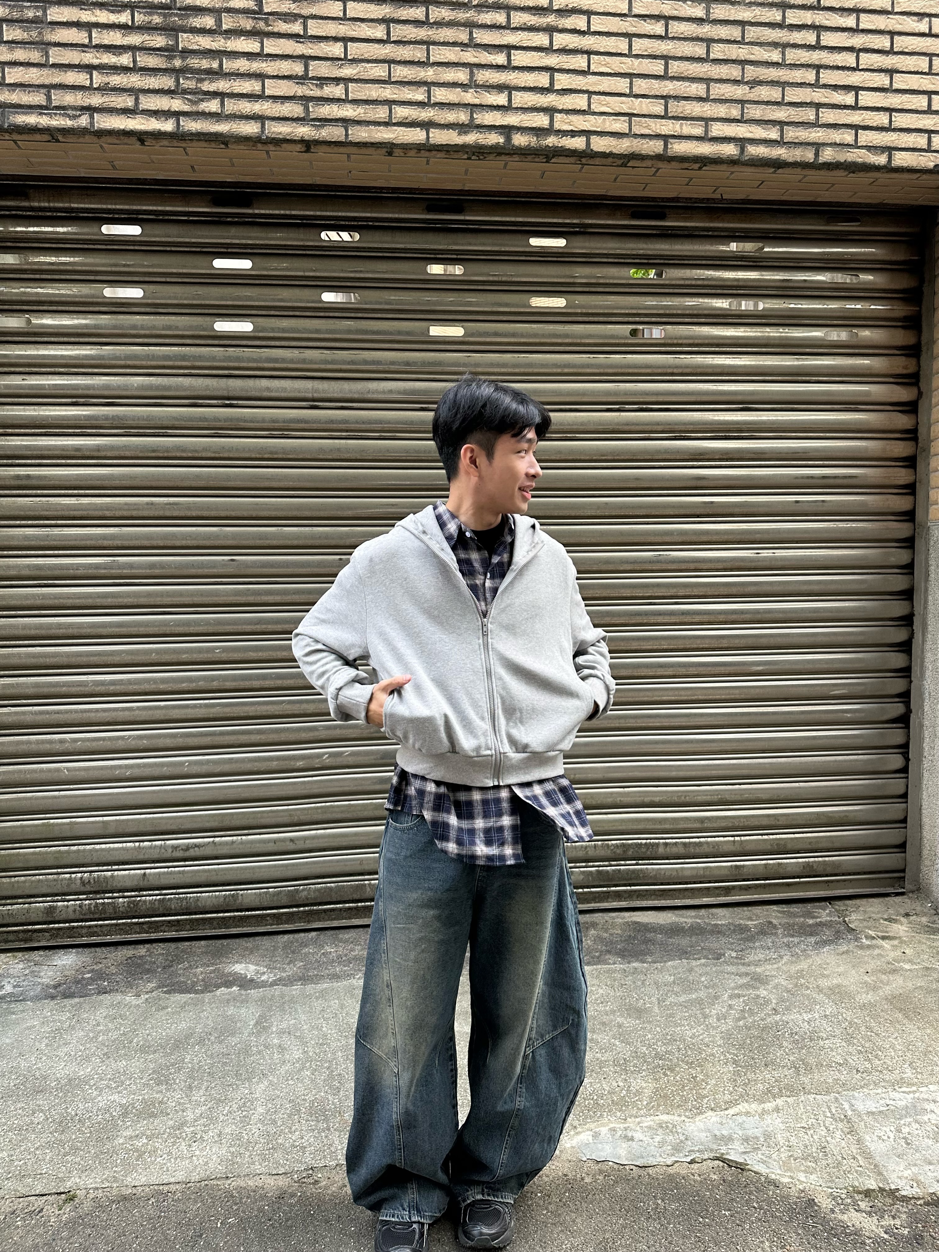 剪裁 刷色 寬鬆 彎刀牛仔褲