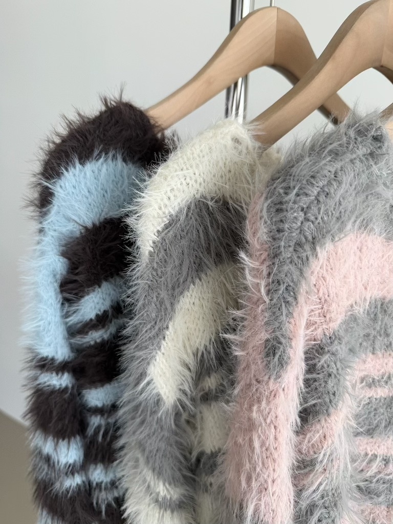 軟軟長毛條紋微短版毛衣