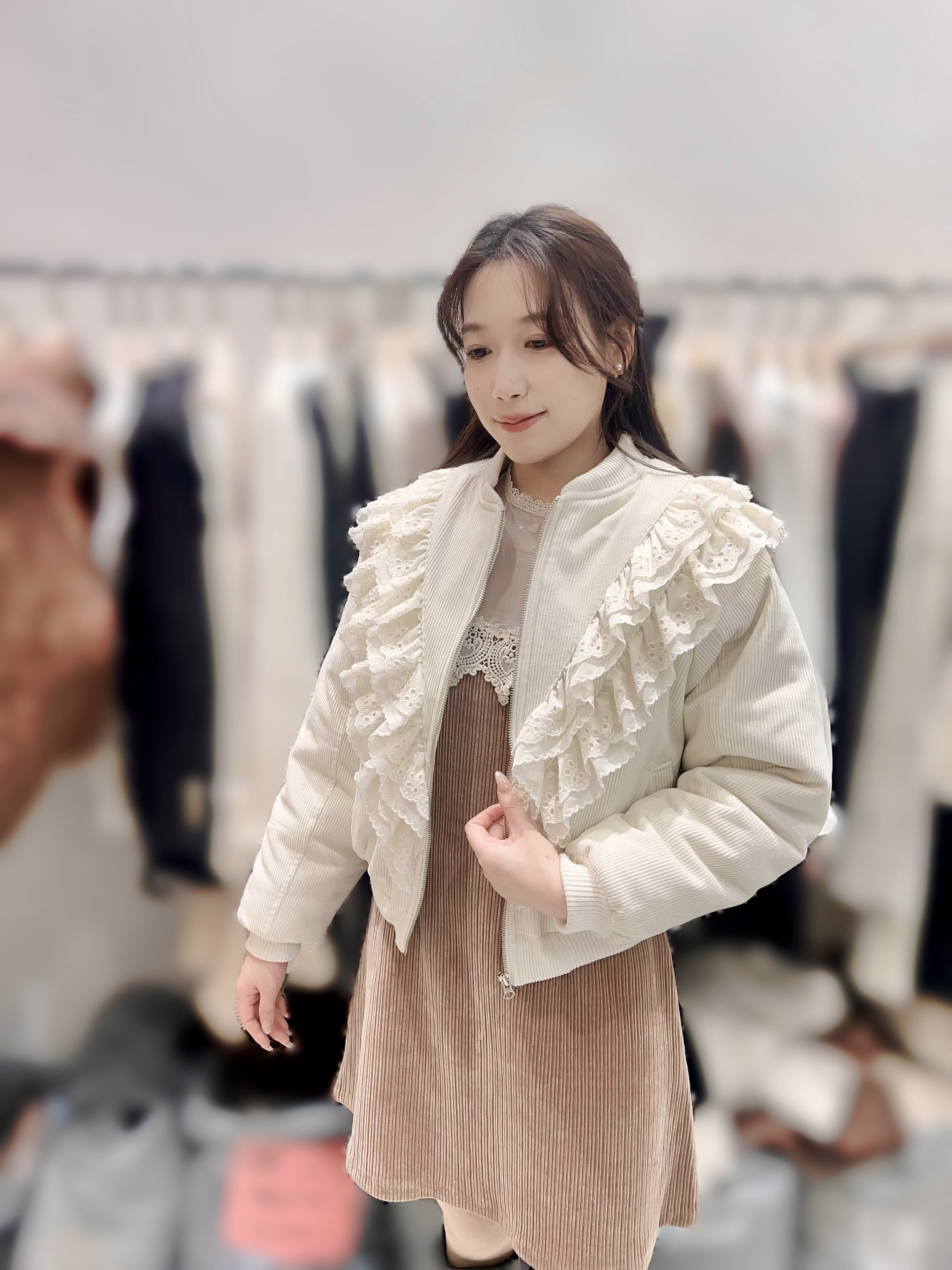 JE27  LACE隔綿    胸48  長21  $899 (一口價)