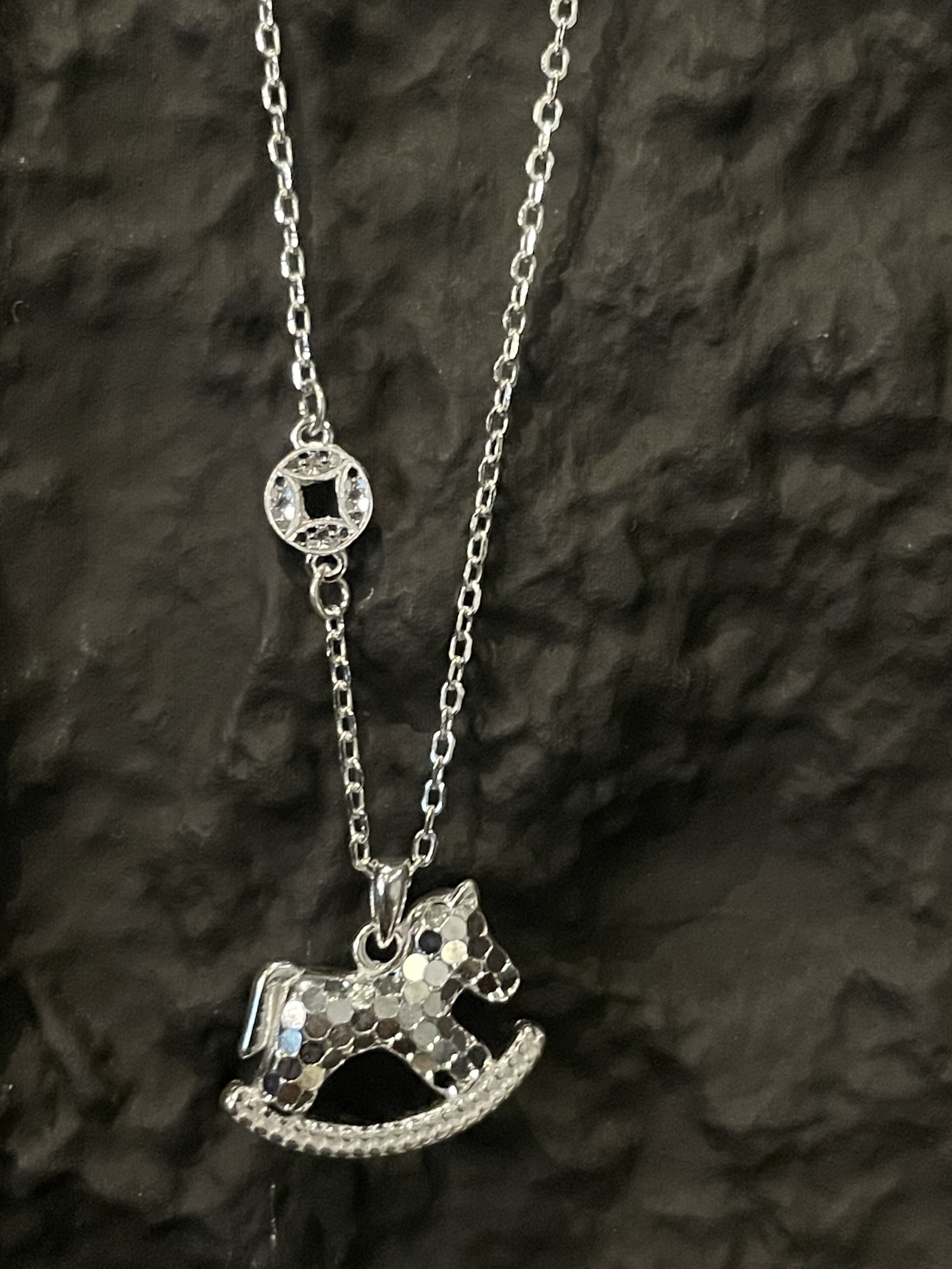 25K301 【滿額】本期推薦! 925silver 水晶紋小木馬純銀鎖骨鍊