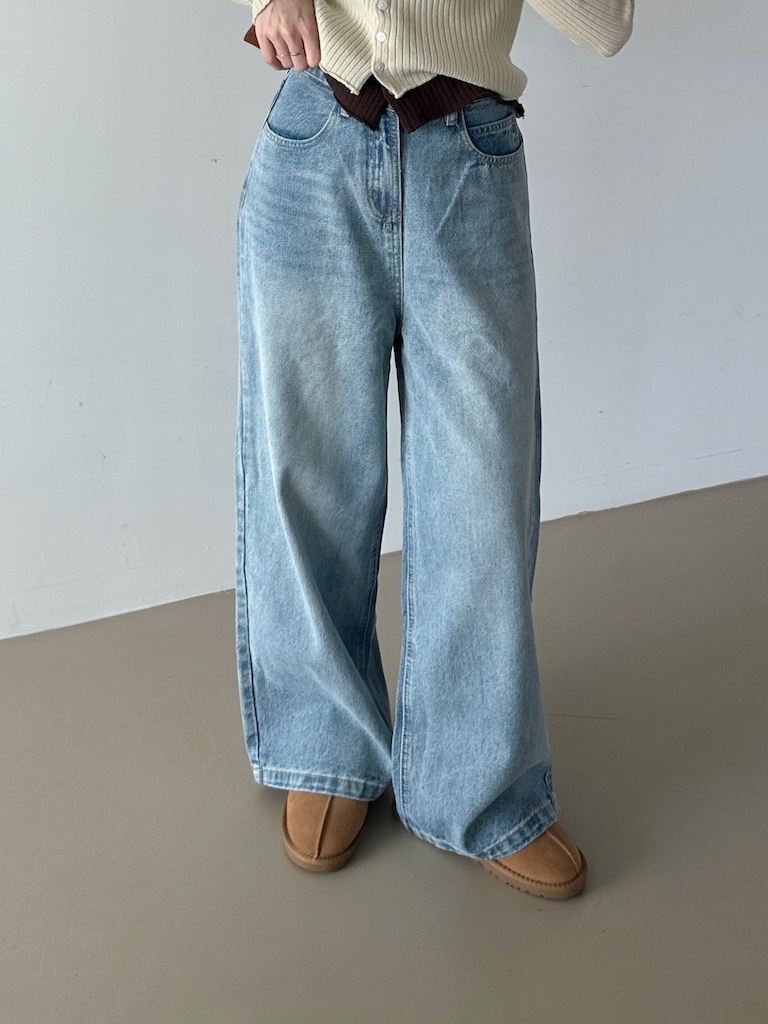 經典百搭淺色直筒牛仔褲