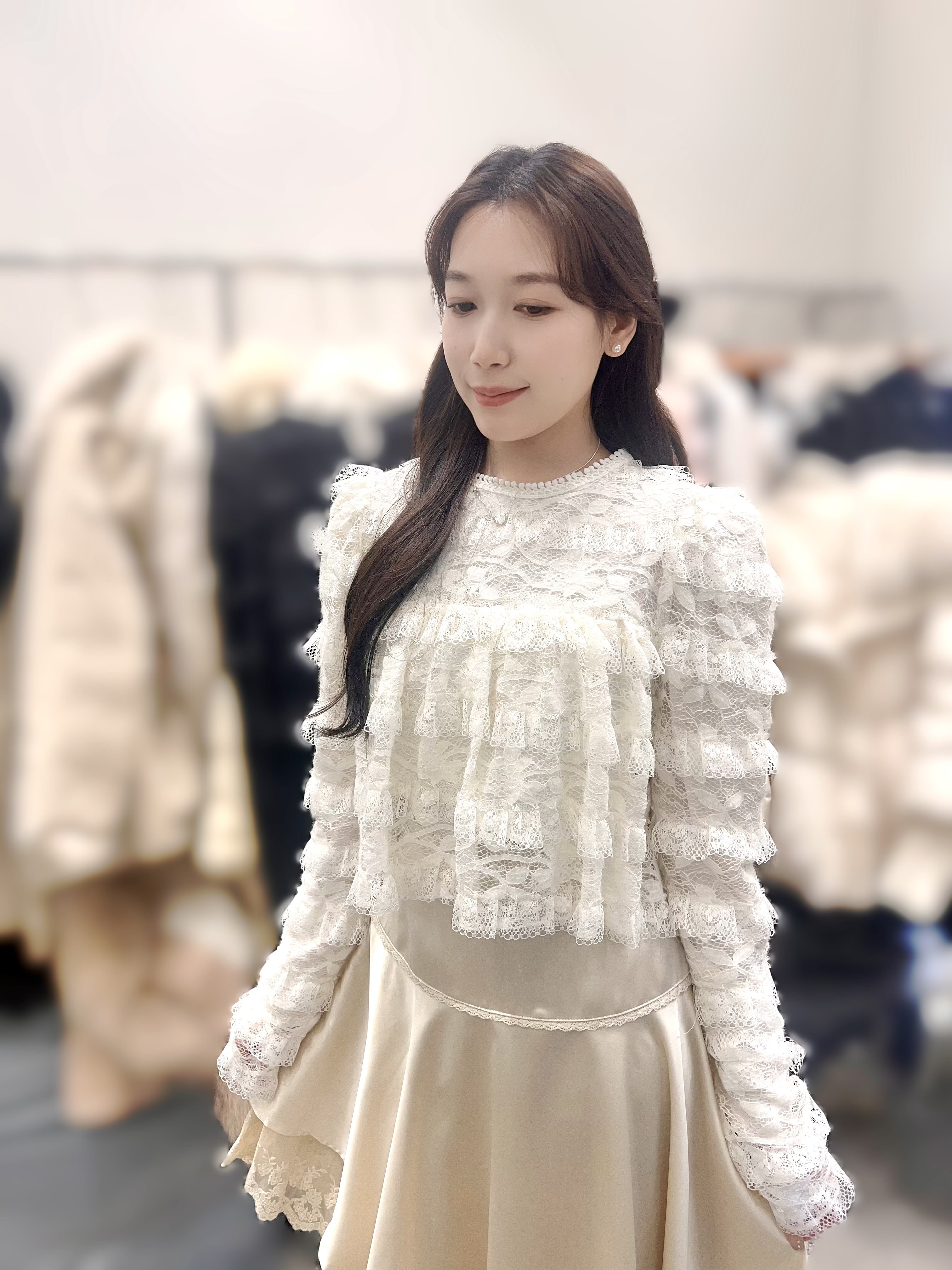 Aw68   高質LACE上身    胸 45  長 17.5   原價 $599  一口價