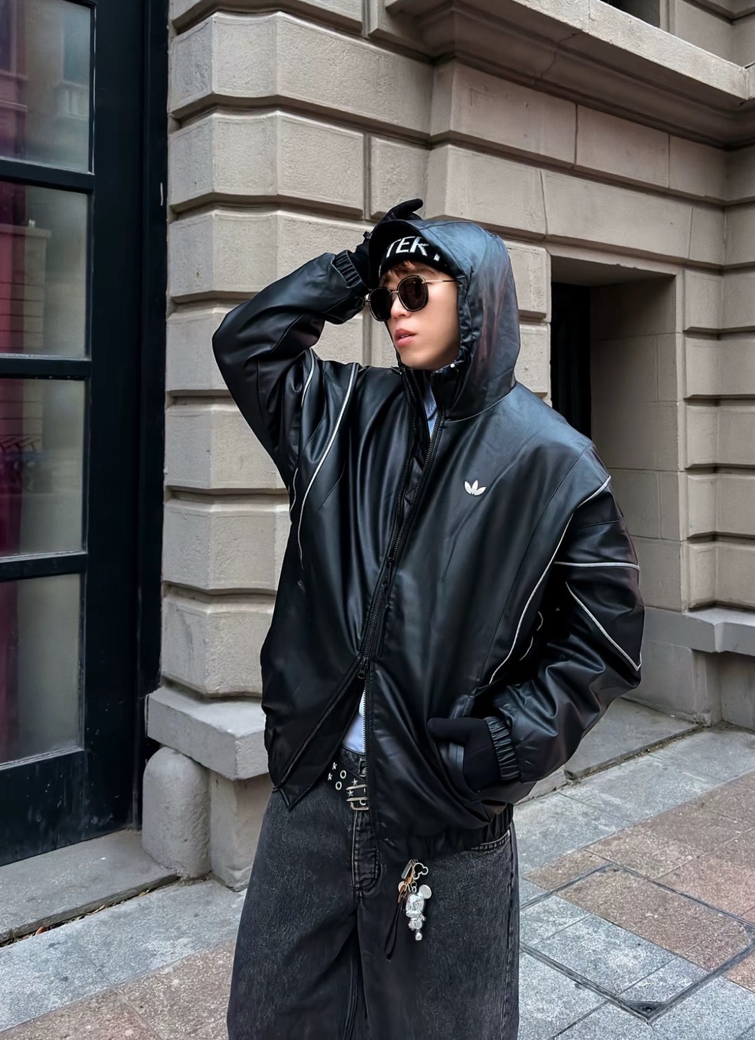 Adidas Originals Trefoil PU 皮革連帽寬鬆夾克 — 復古三葉草街頭外套 (黑色 / KC2653)