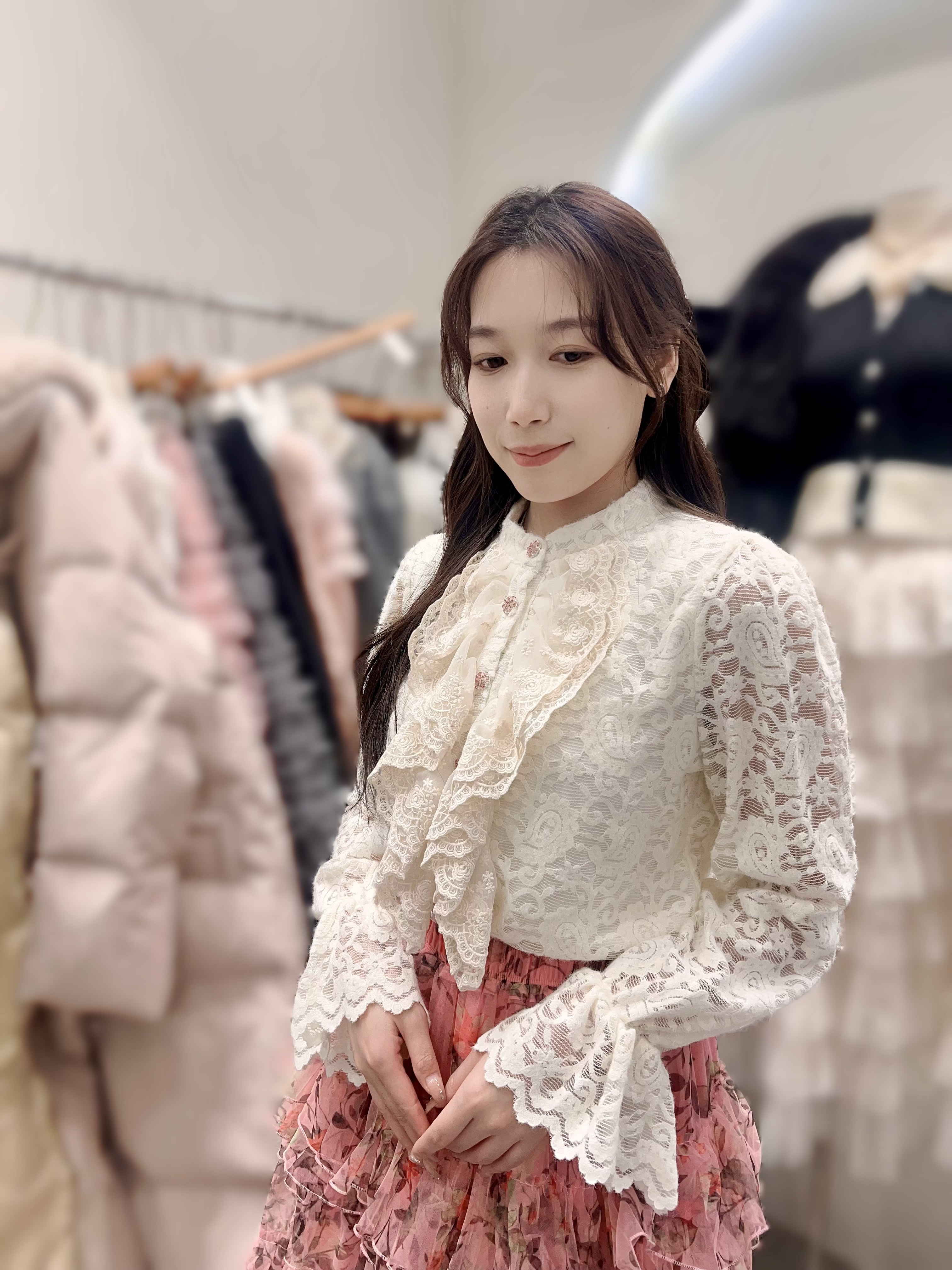 AW40  高貴 LACE上衣   胸42 -48   長23  $519 (一口價) 薄毛底