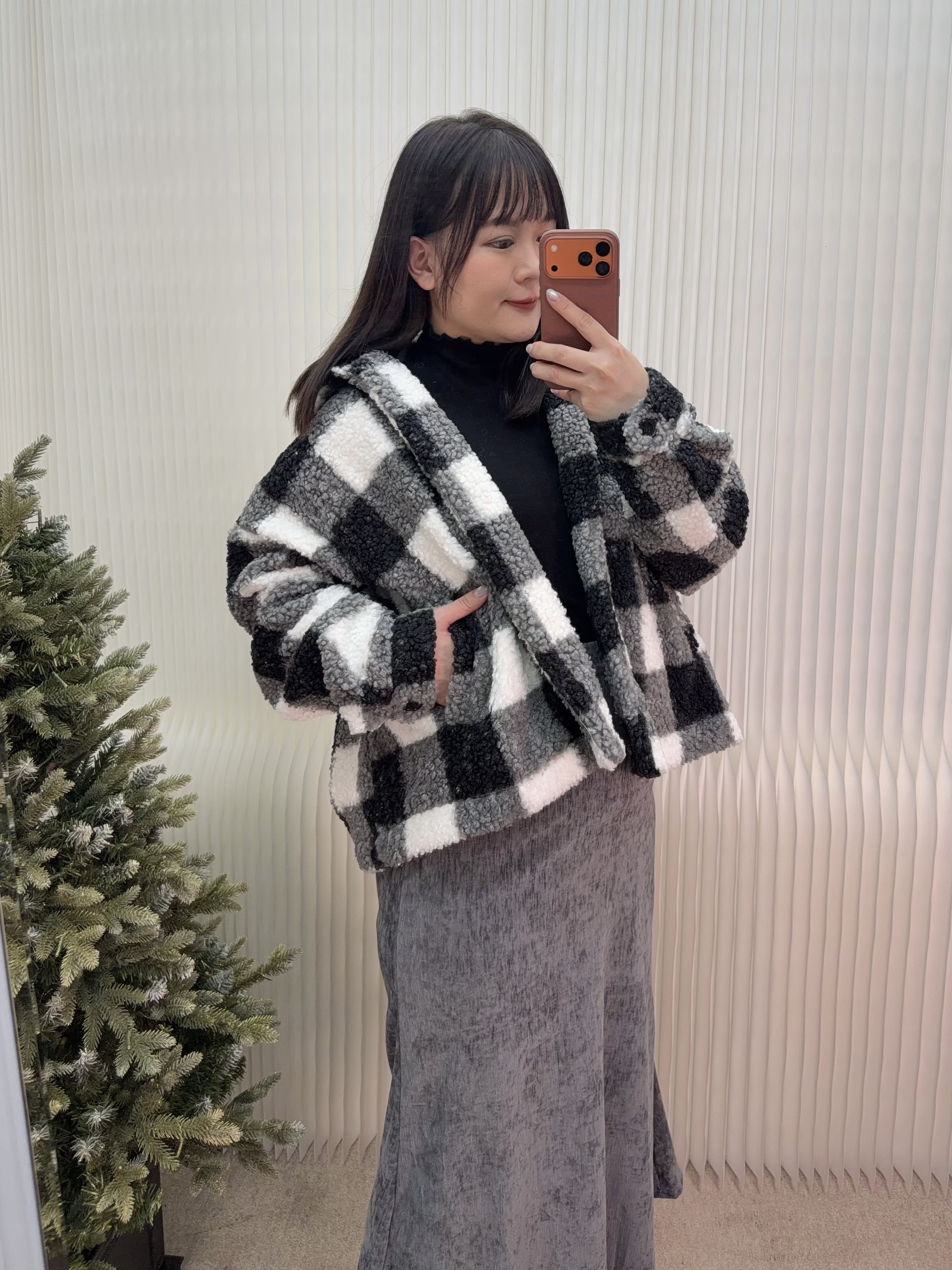 15.洋羔毛格翻領外套