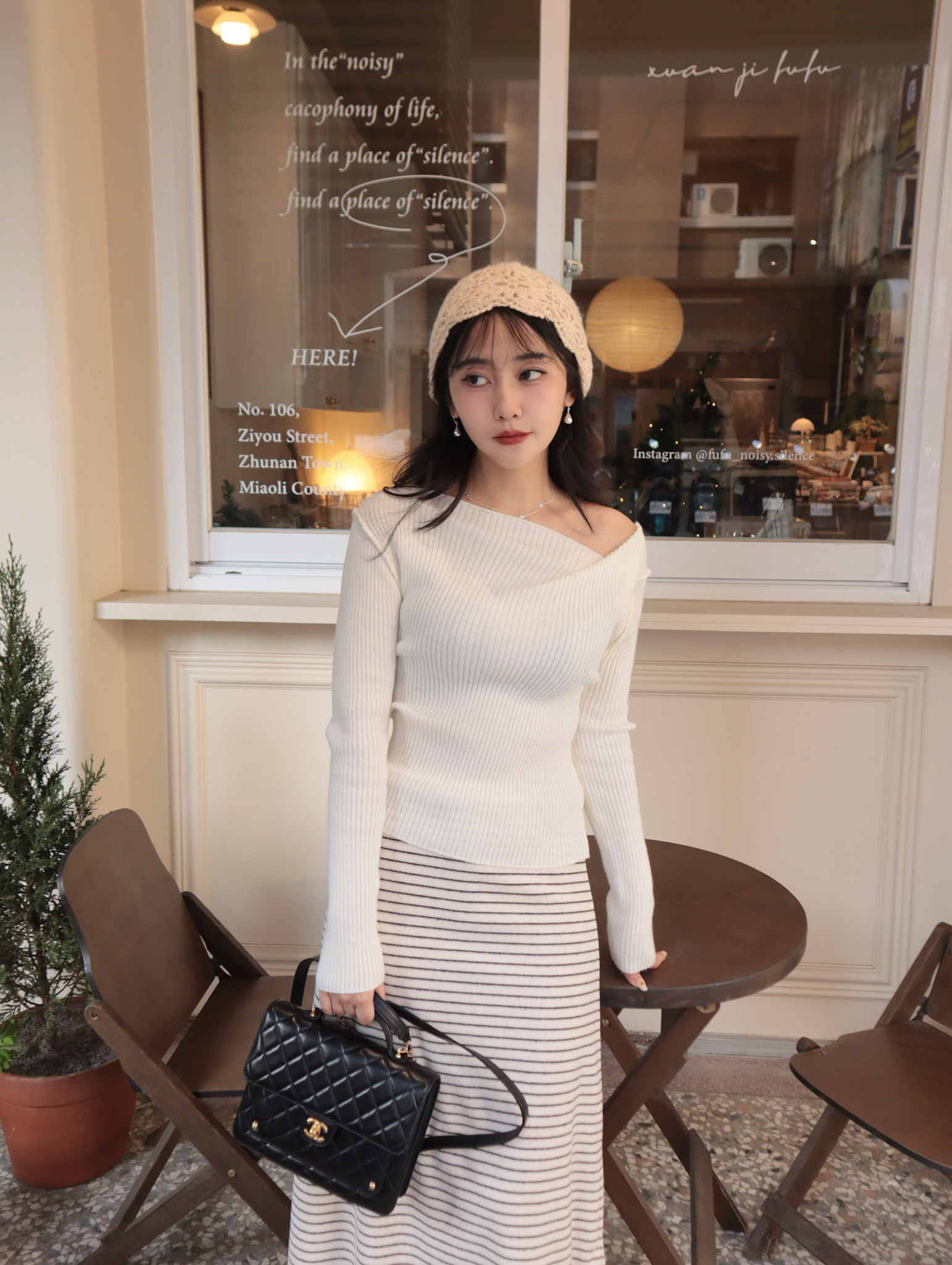 25K112 本期推薦!設計師私服 簡約精緻的打摺斜領坑條針織上衣 (包色自留)