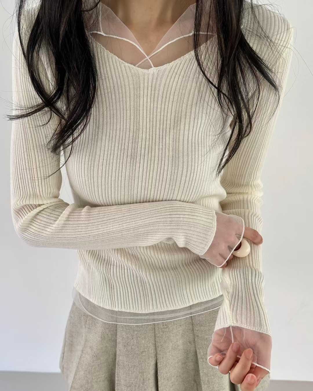 25K114 本期推薦! 清透質感透膚領拼紗坑條上衣