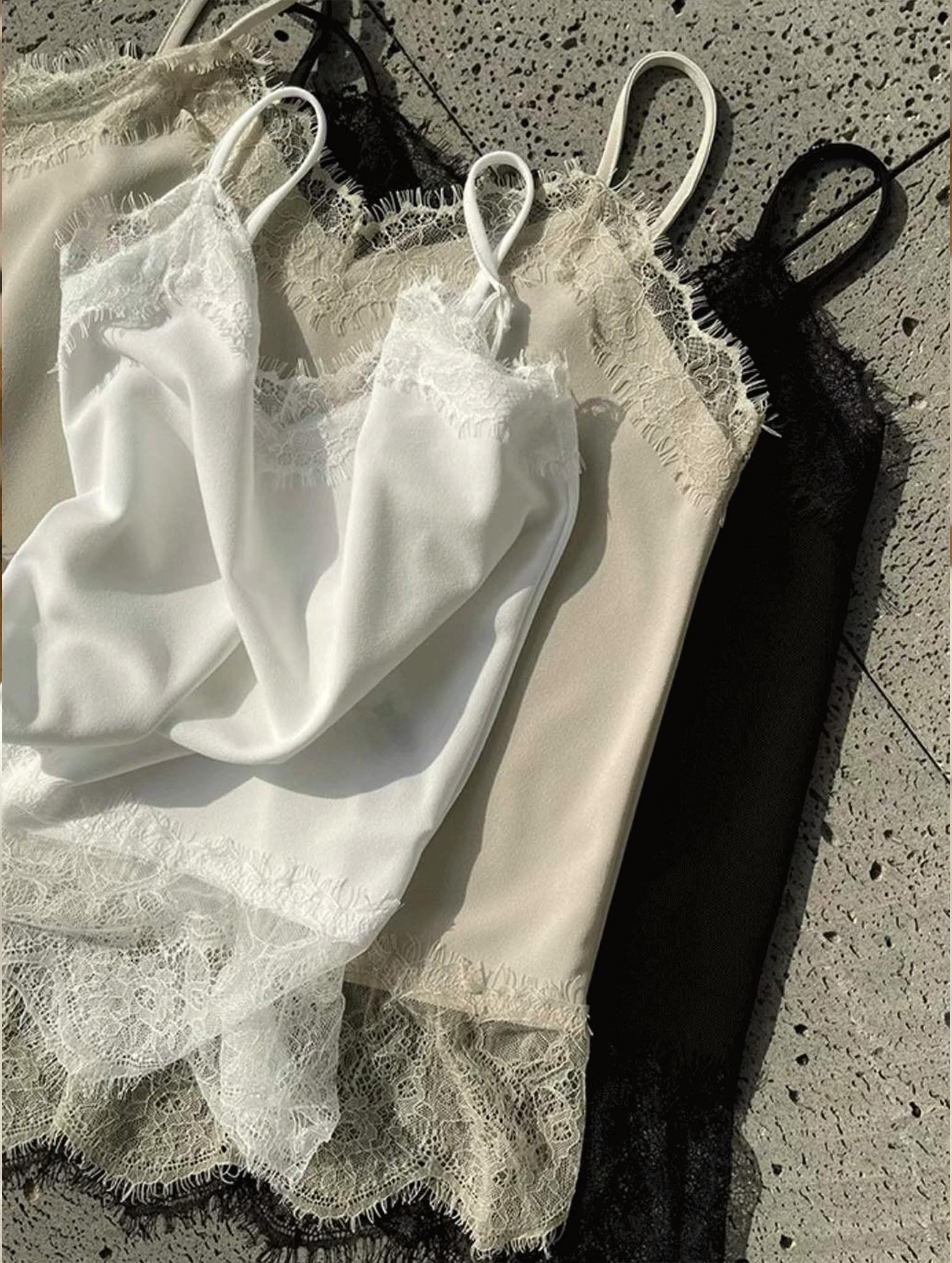 25K119 質感提升 斜襬睫毛蕾絲緞光細肩帶背心