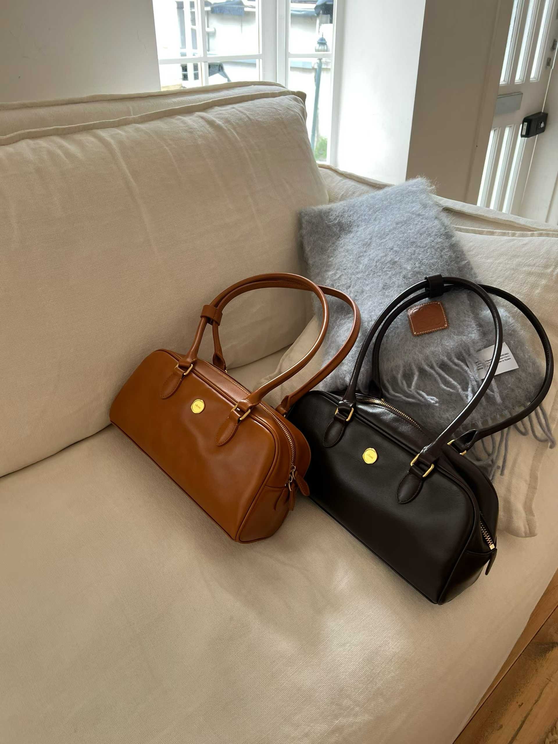 25K402 小眾設計師款 復古臘封金釦牛皮法棍包