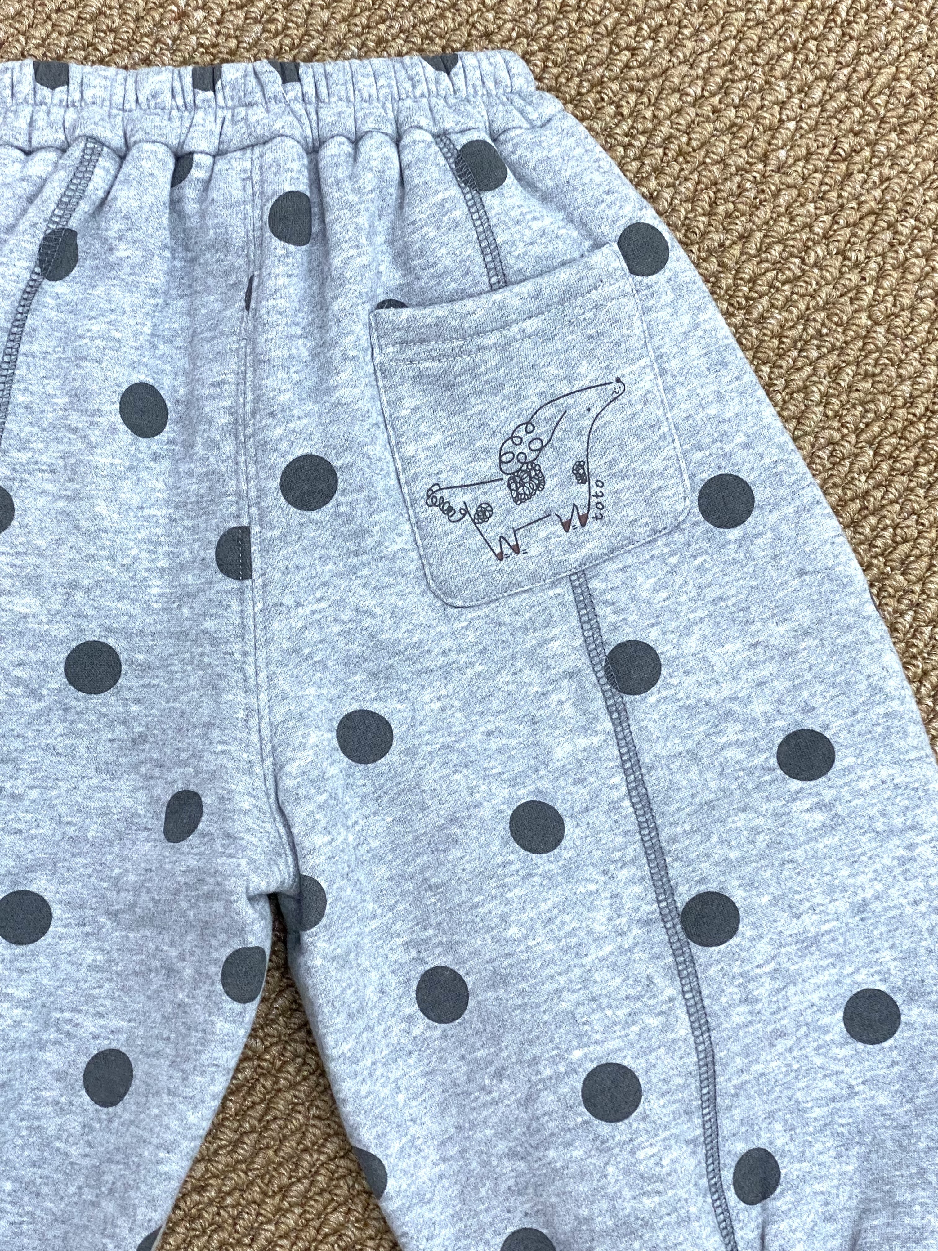 A03890點點壓紋後口袋插畫棉褲