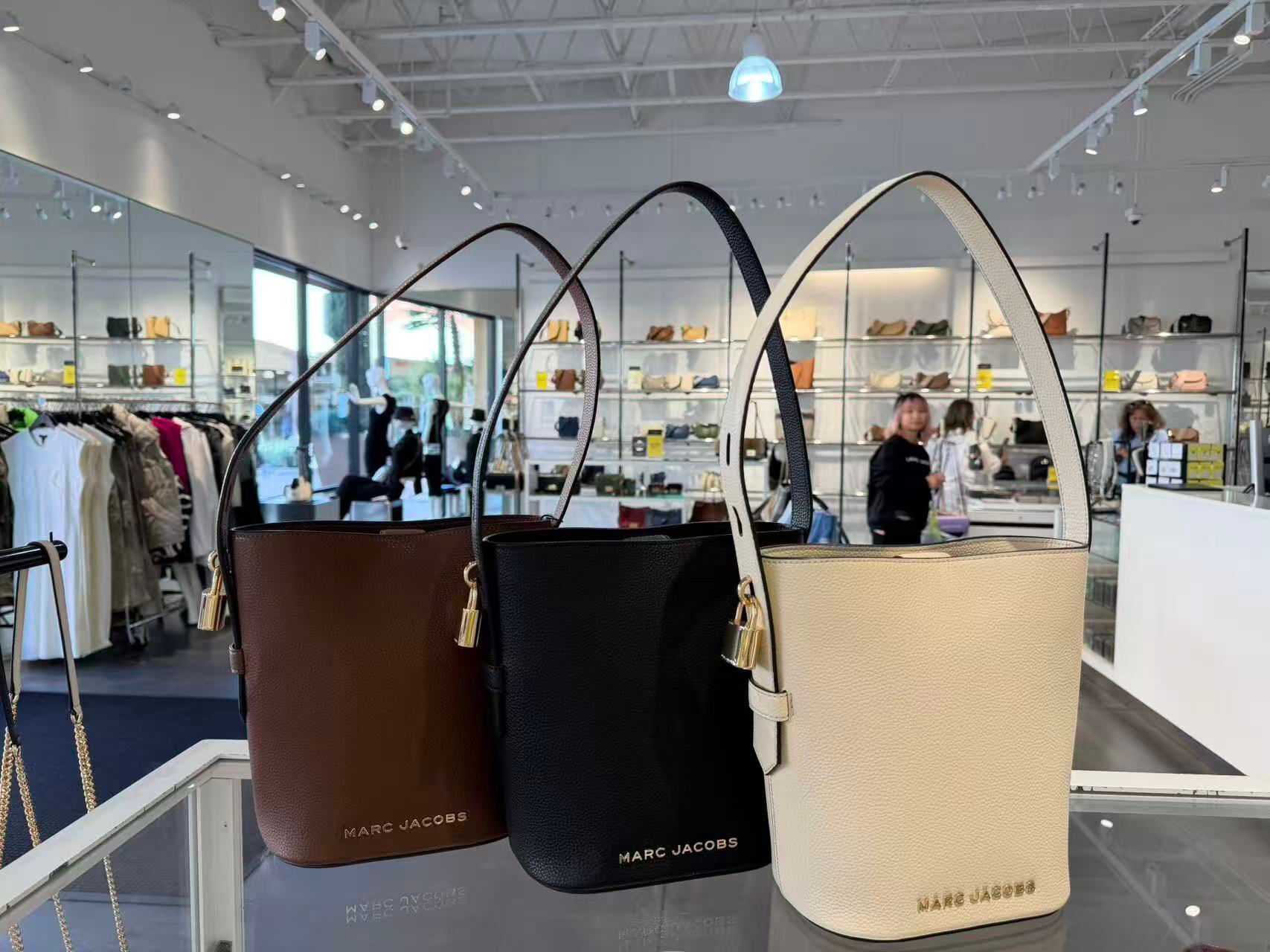 【預購】Q121808 Marc Jacobs Drifter small bucket bag in leather