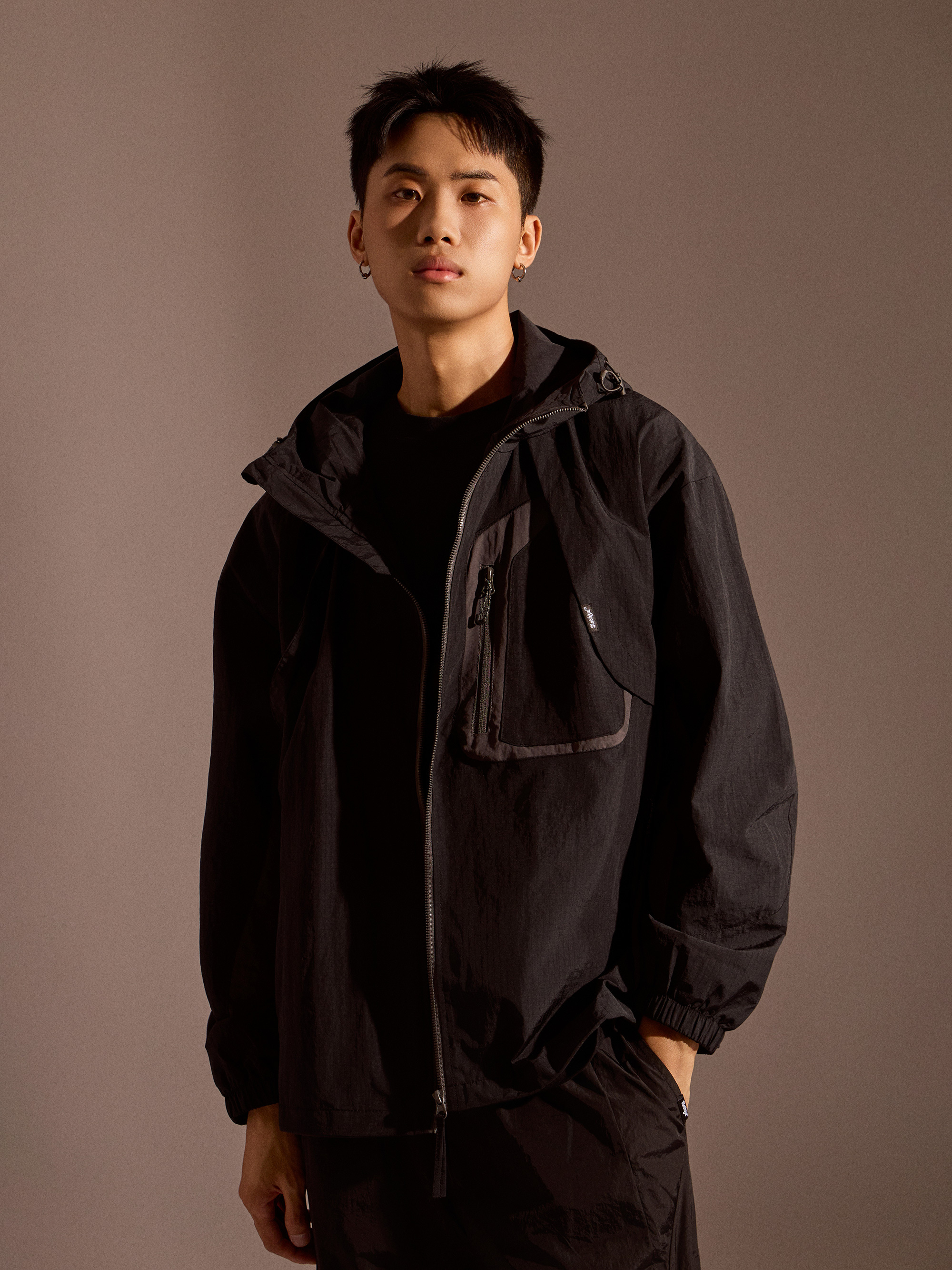 雨滴往旁邊撞色外套