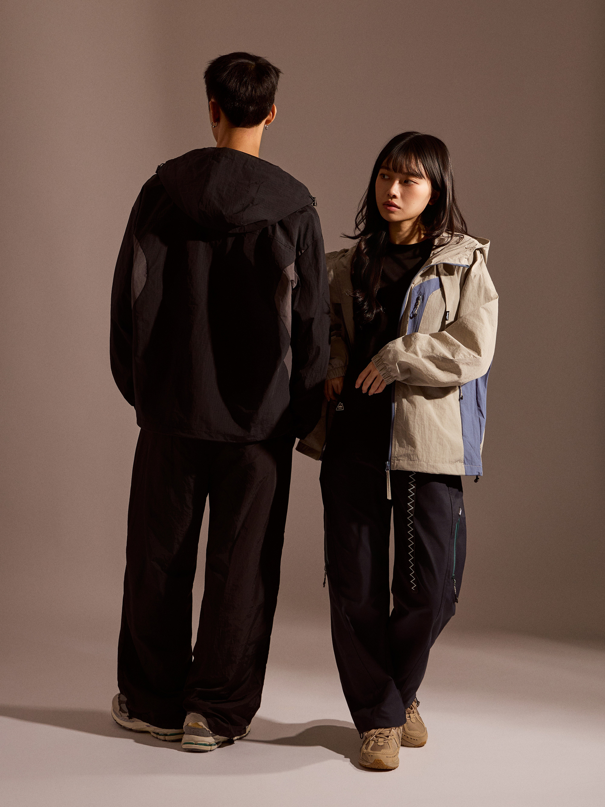 雨滴往旁邊撞色外套