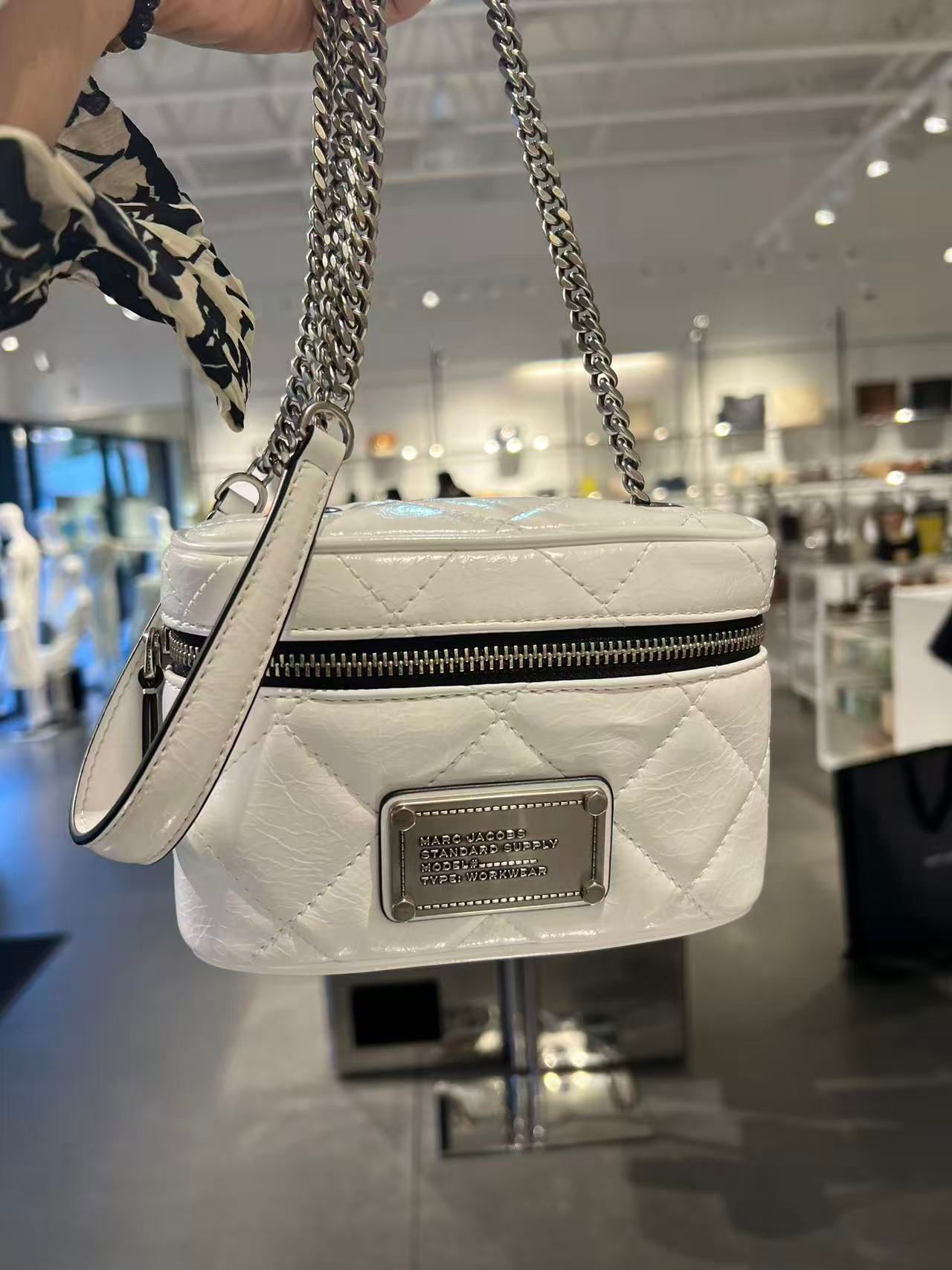 【預購】Q121812 Marc Jacobs The Vanity quilted leather crossbody bag with a chain strap