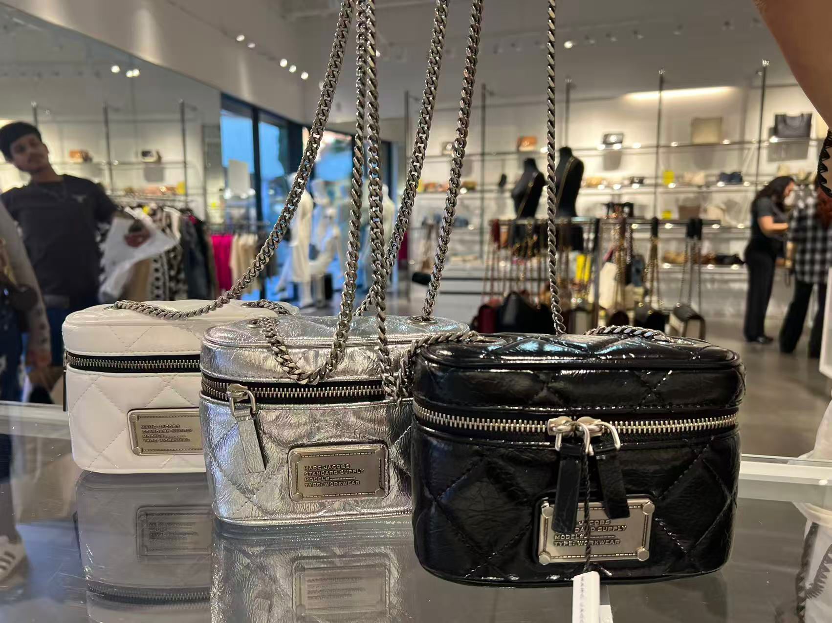 【預購】Q121812 Marc Jacobs The Vanity quilted leather crossbody bag with a chain strap