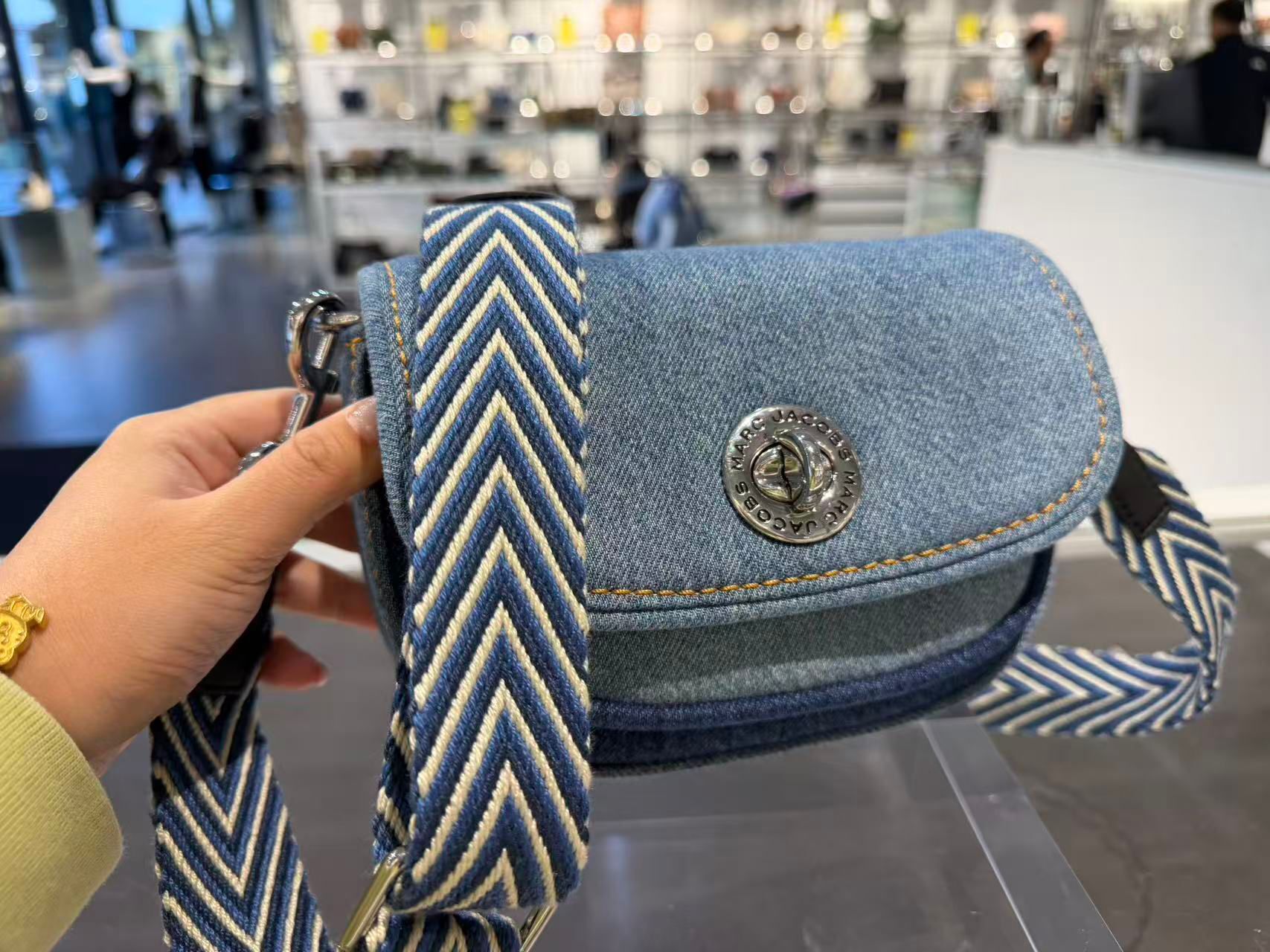 【預購】Q121814 Marc Jacobs Signet Turnlock Saddle Bag (Denim)