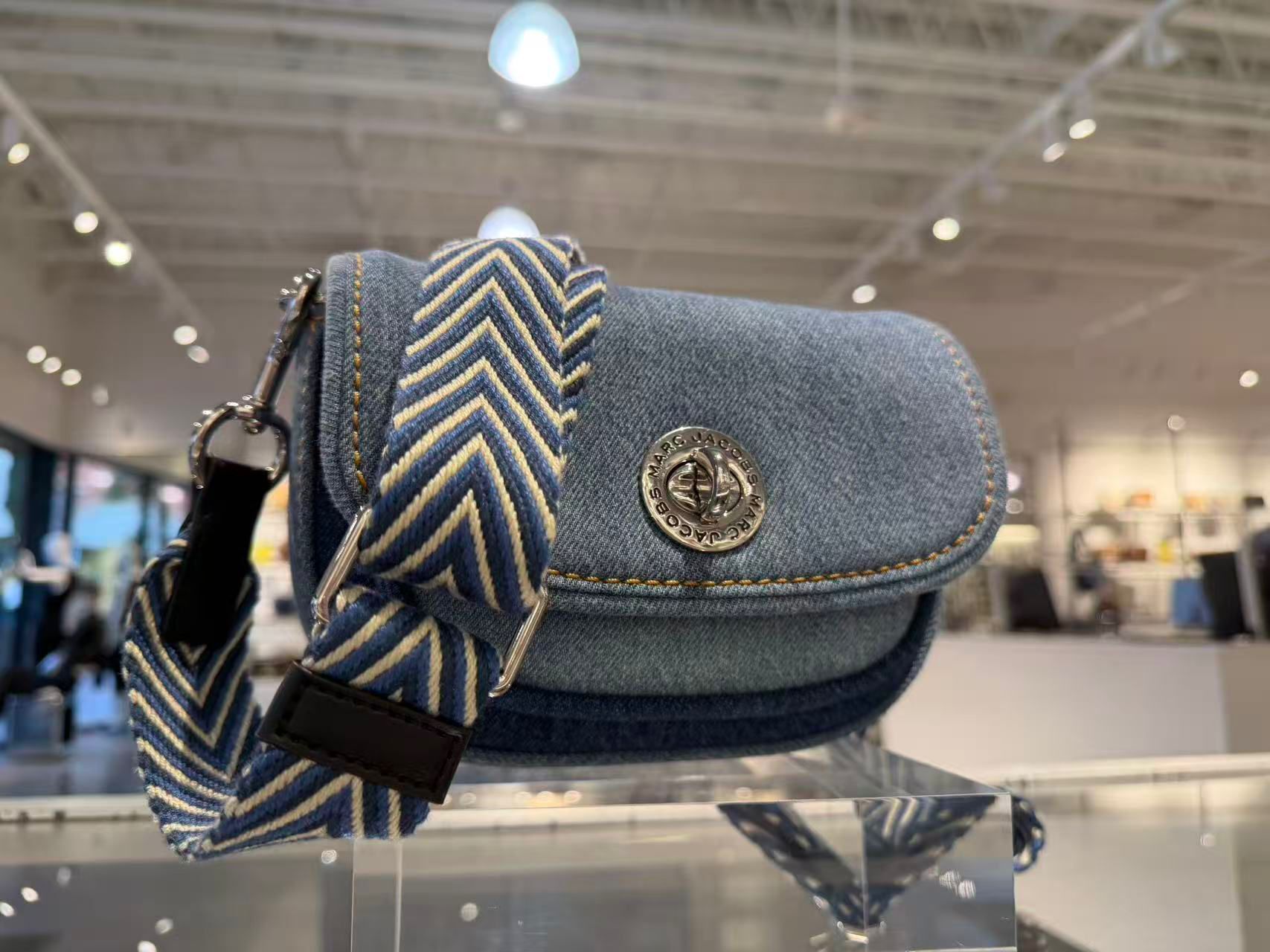 【預購】Q121814 Marc Jacobs Signet Turnlock Saddle Bag (Denim)