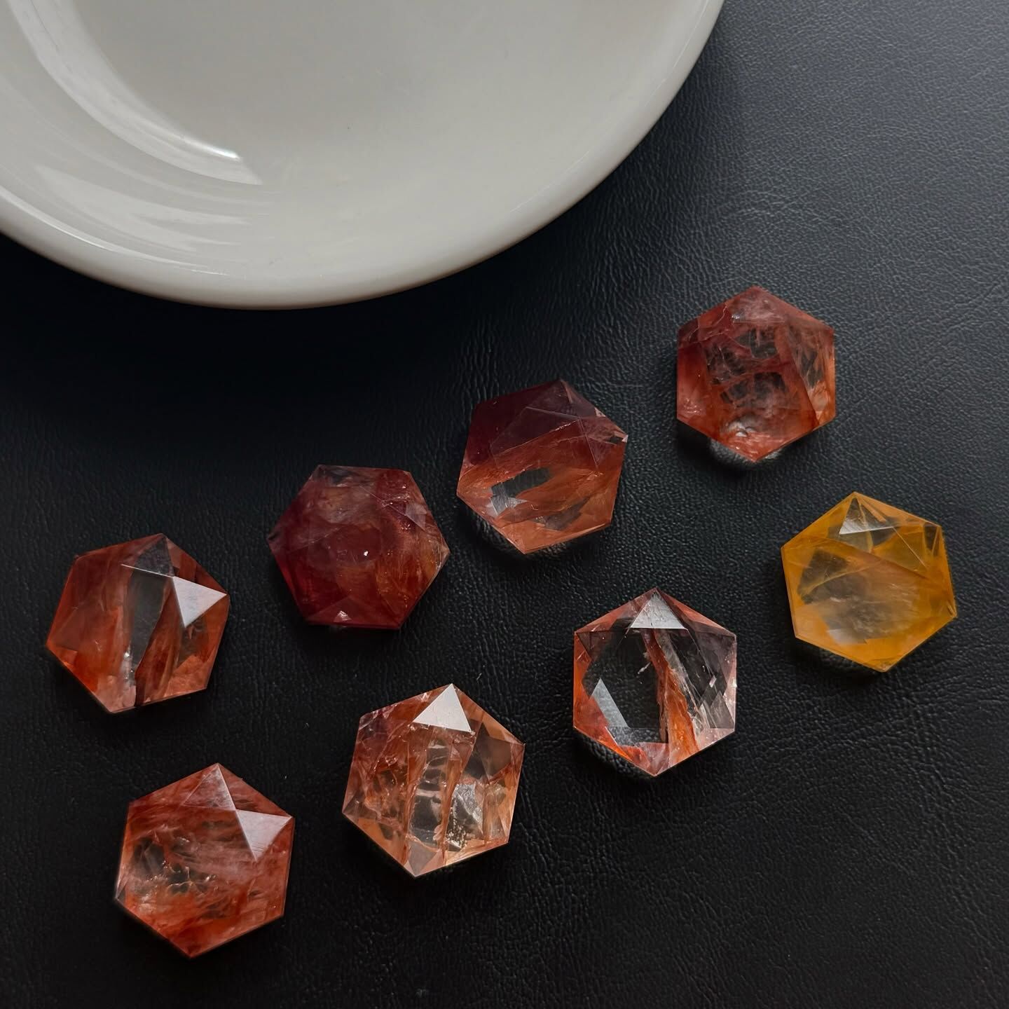 [原石] 紅膠花 六邊形 六面體水晶