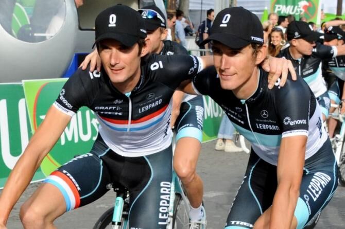 Leopard-Trek 時期，Schleck 兄弟並肩騎行的畫面