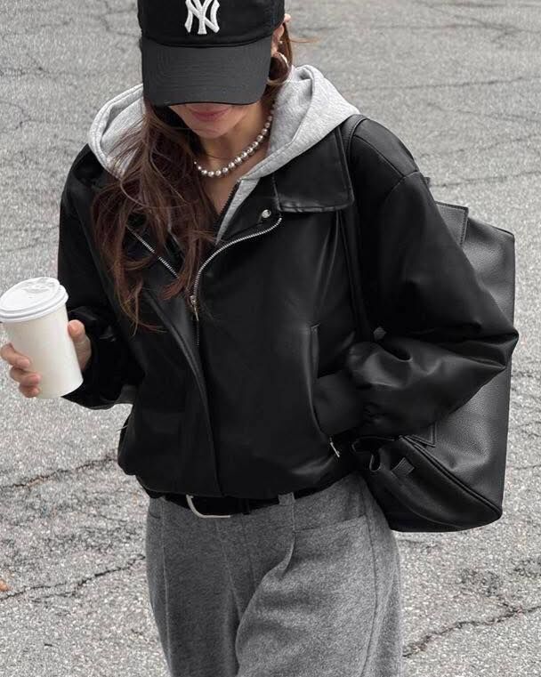 【質感又保暖的連帽拼接假兩件皮外套】（現貨）