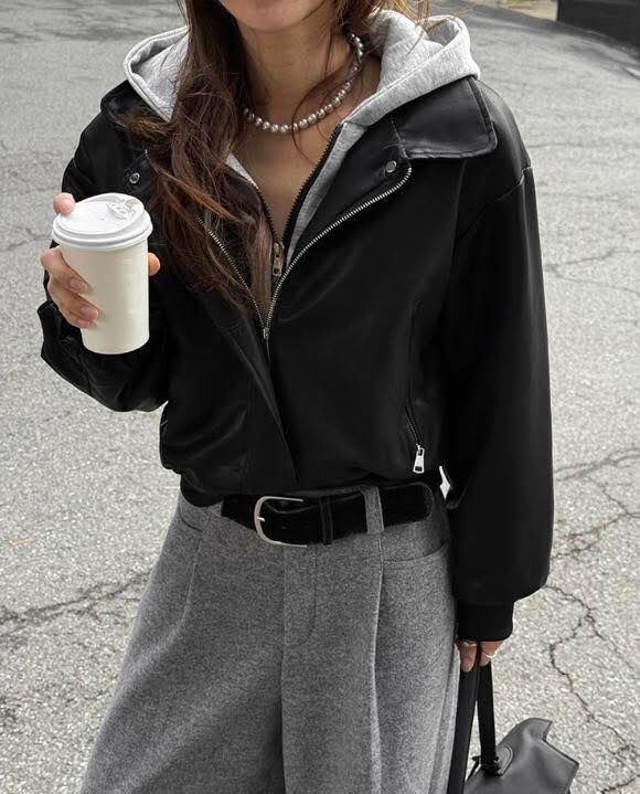 【質感又保暖的連帽拼接假兩件皮外套】（現貨）