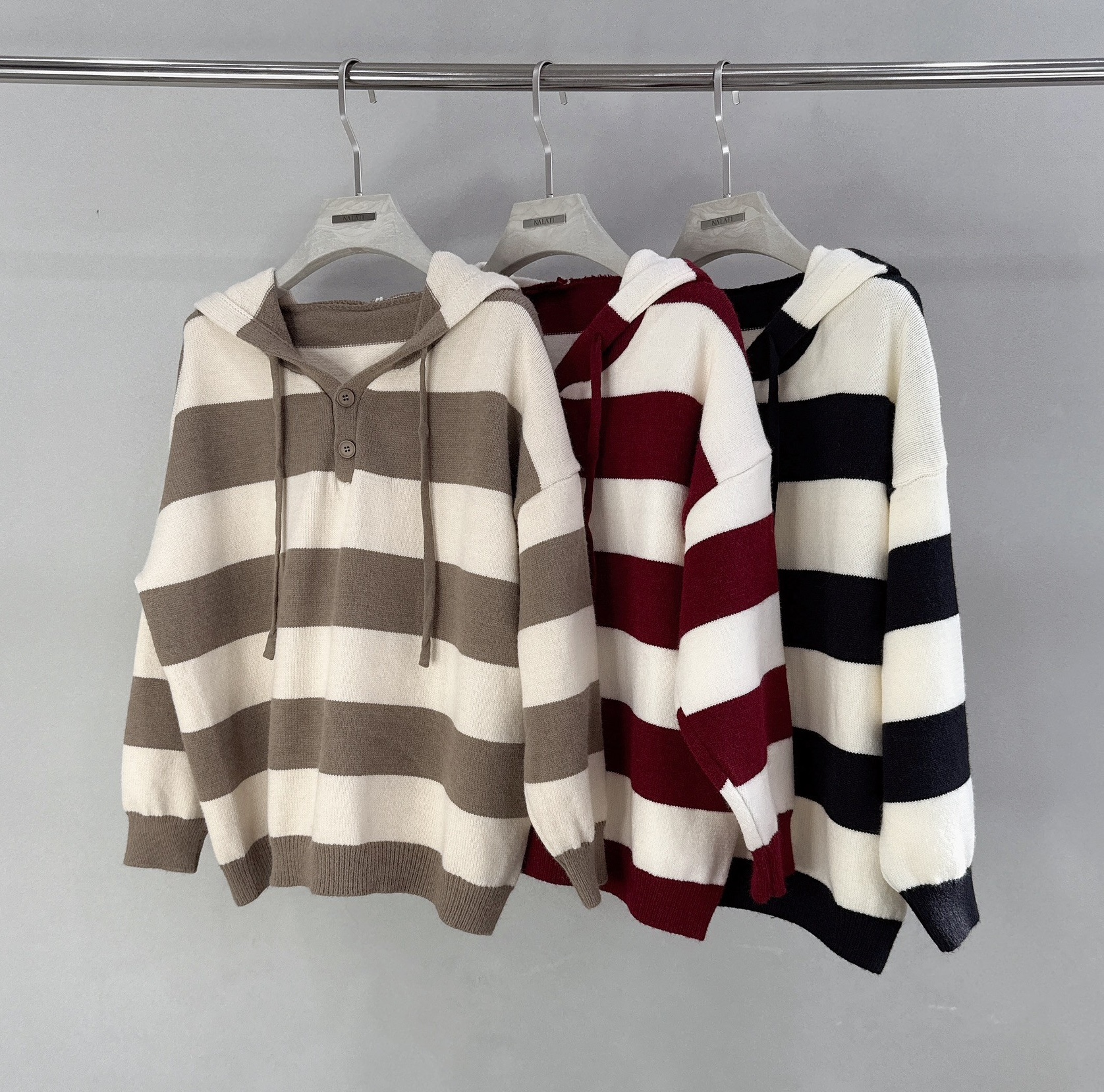 雙釦寬條紋連帽針織衣