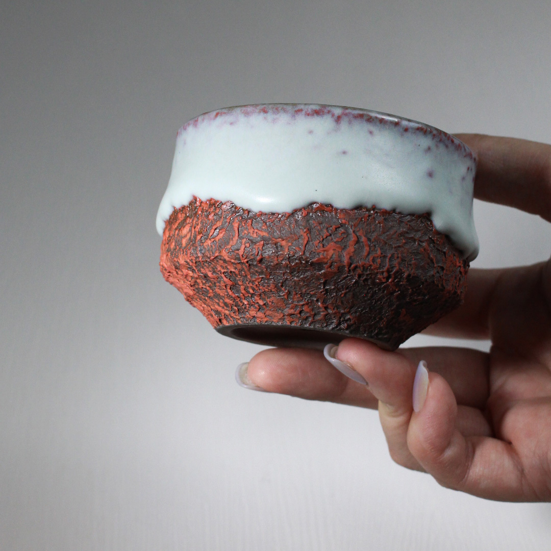 汝青妝點紅礦手捧杯