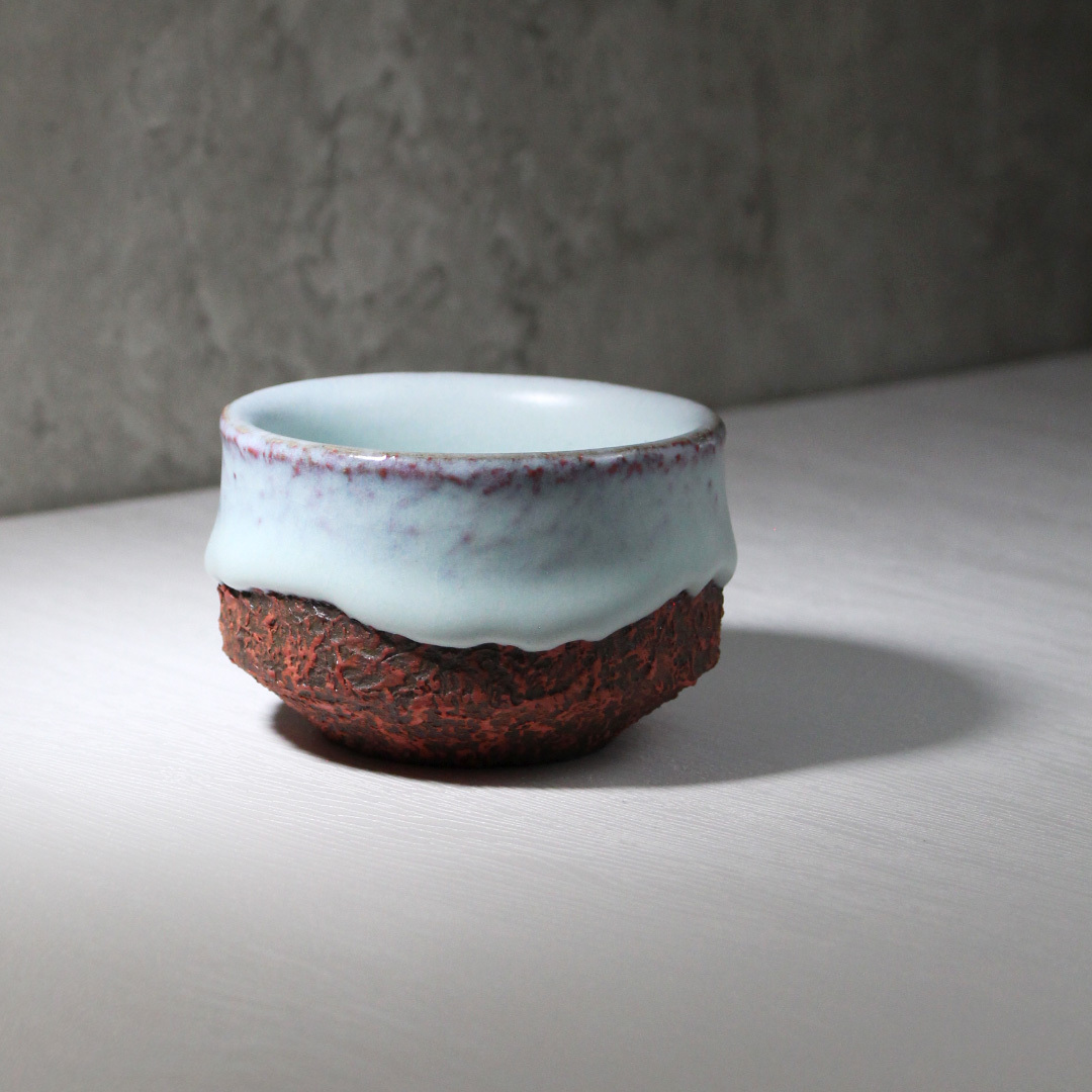 汝青妝點紅礦手捧杯