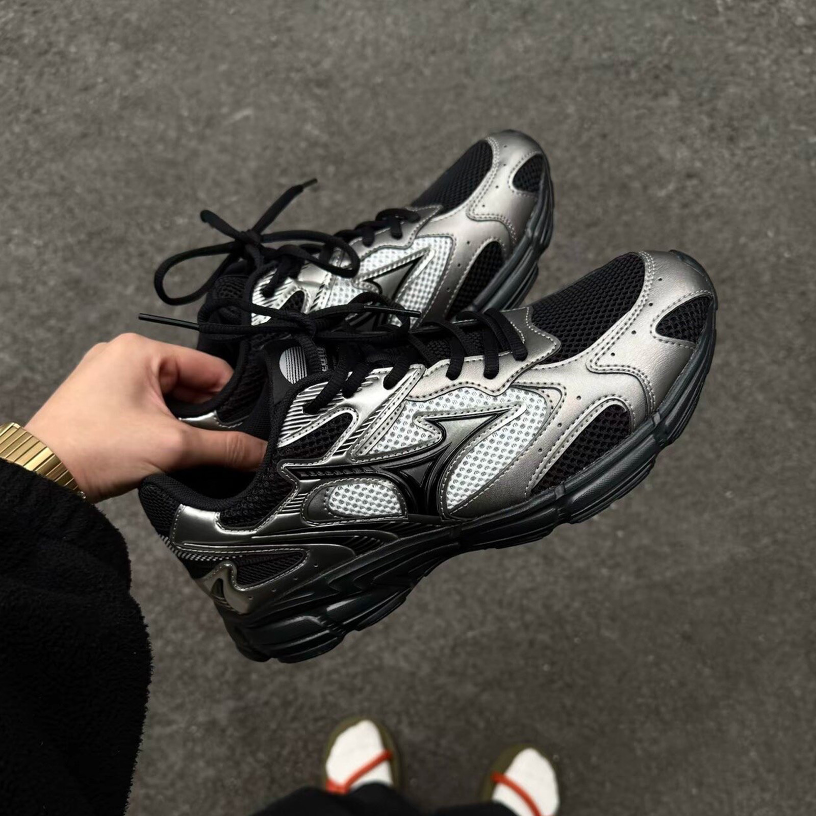 美津濃 MIZUNO Speed 2K 液態銀黑 未來金屬感 Y2K 男女同款 復古慢跑休閒鞋 D1GH252908