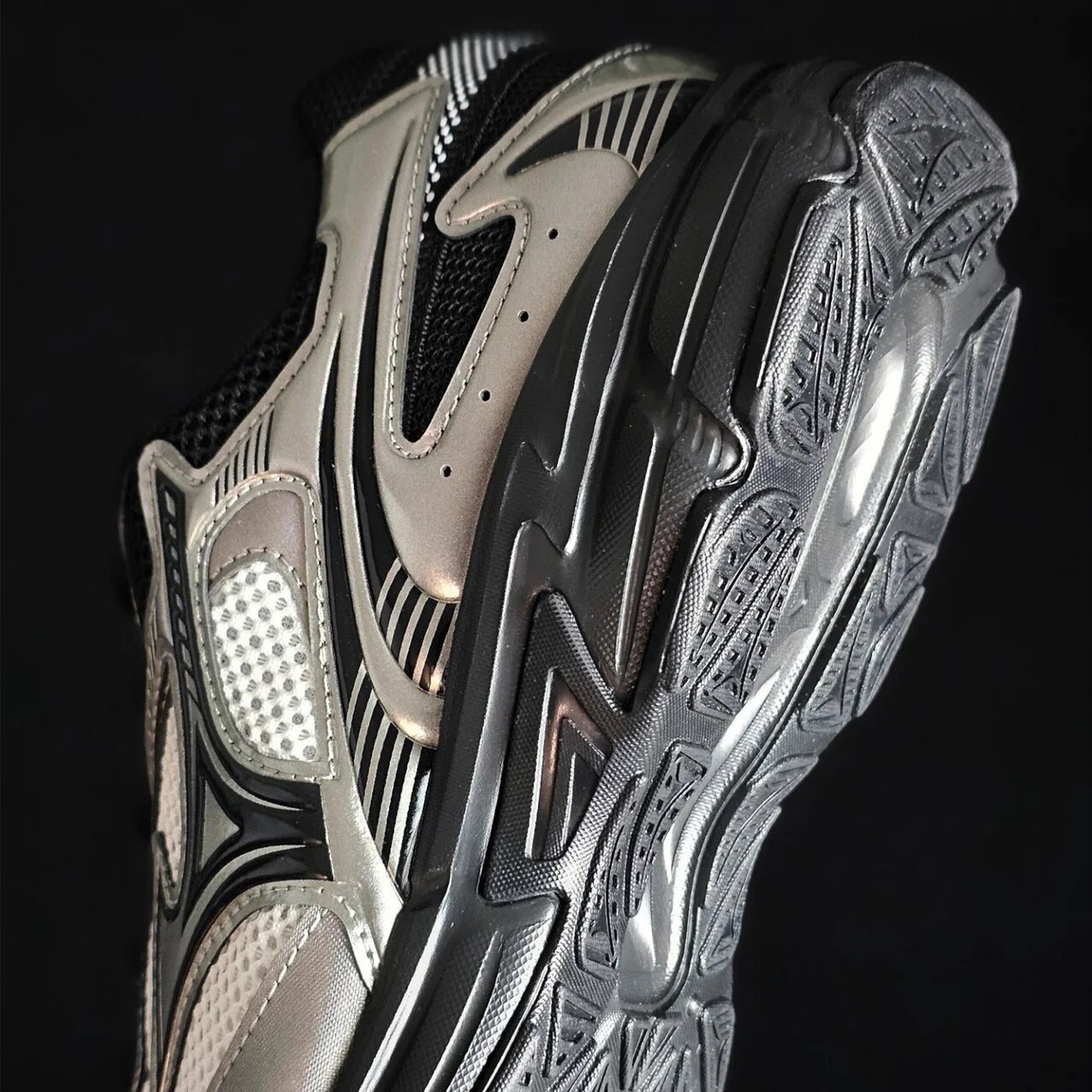 美津濃MIZUNO Speed 2K 液態銀黑未來金屬感Y2K 男女同款復古慢跑休閒鞋