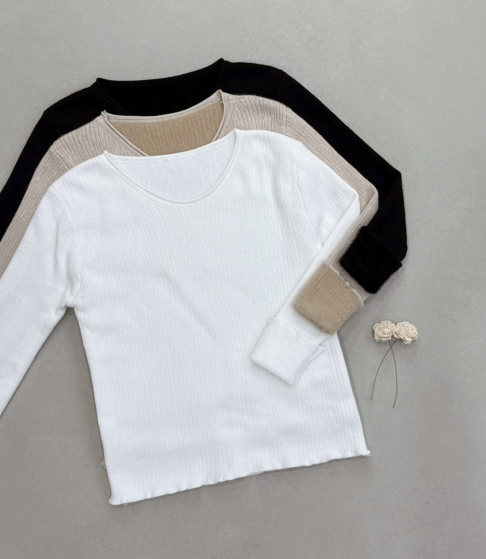 圓領下捲邊線條刷絨針織衣